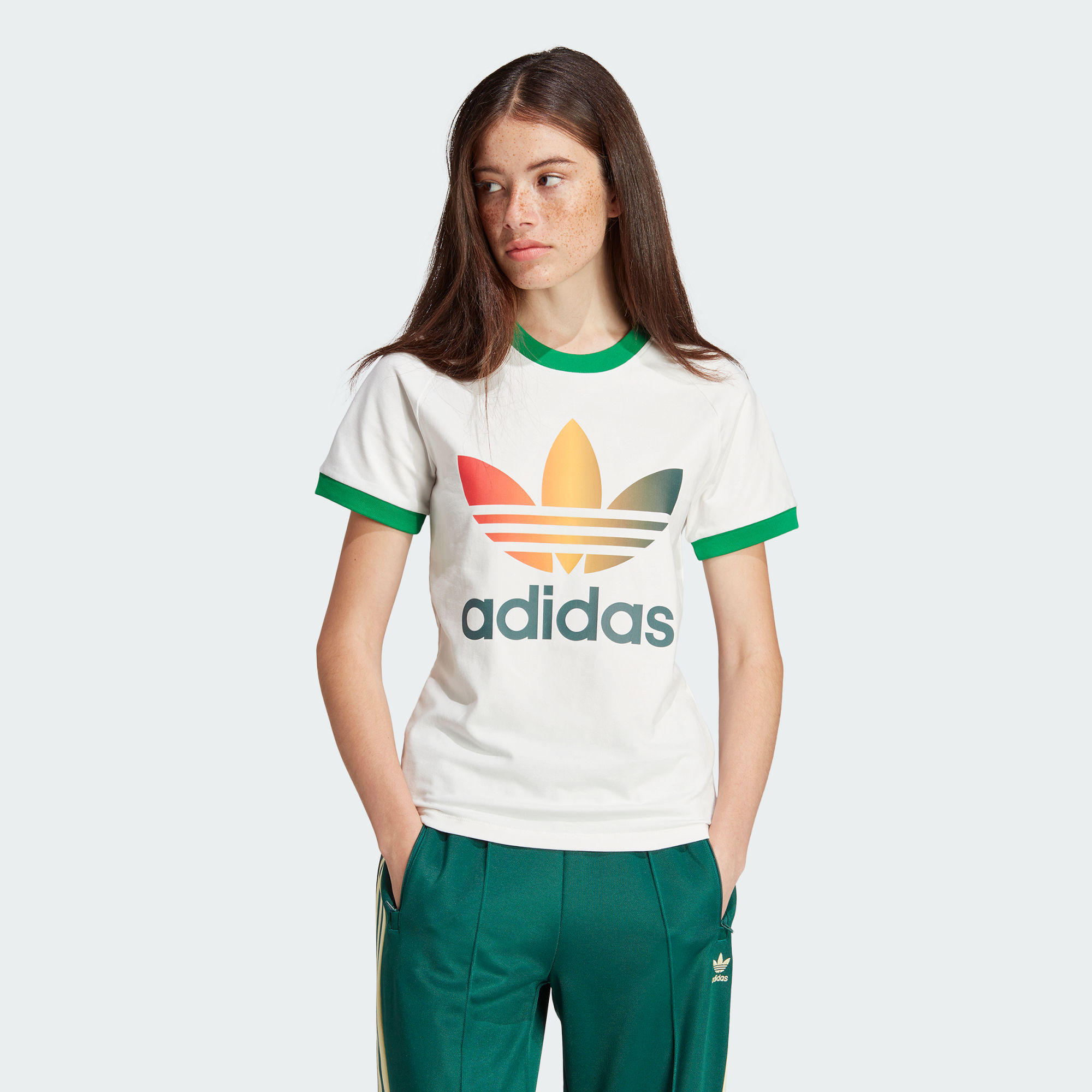 Женская футболка adidas GRADIENT TREFOIL CALI TEE белая