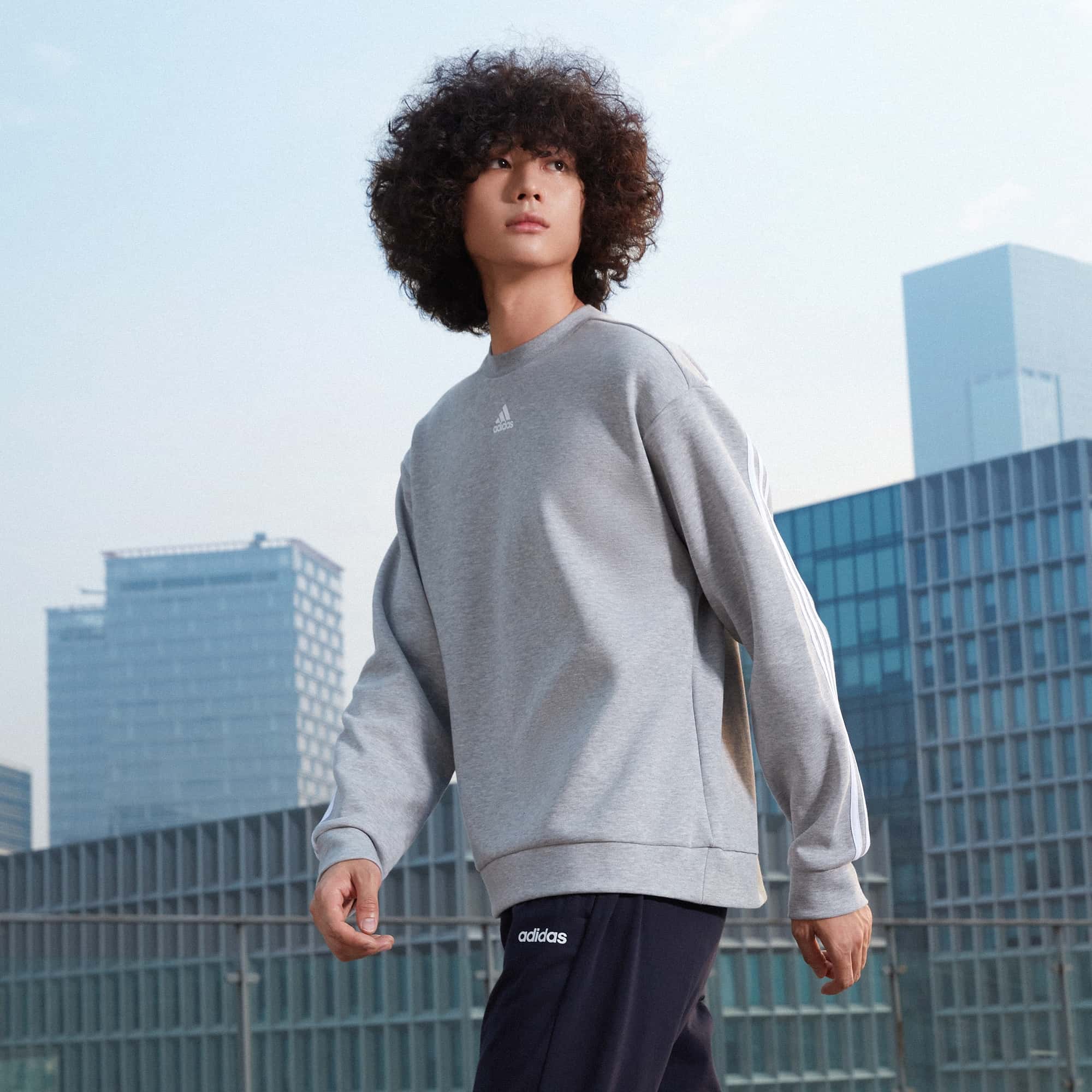 Мужской свитшот adidas MUST HAVES CREW SWEATSHIRT