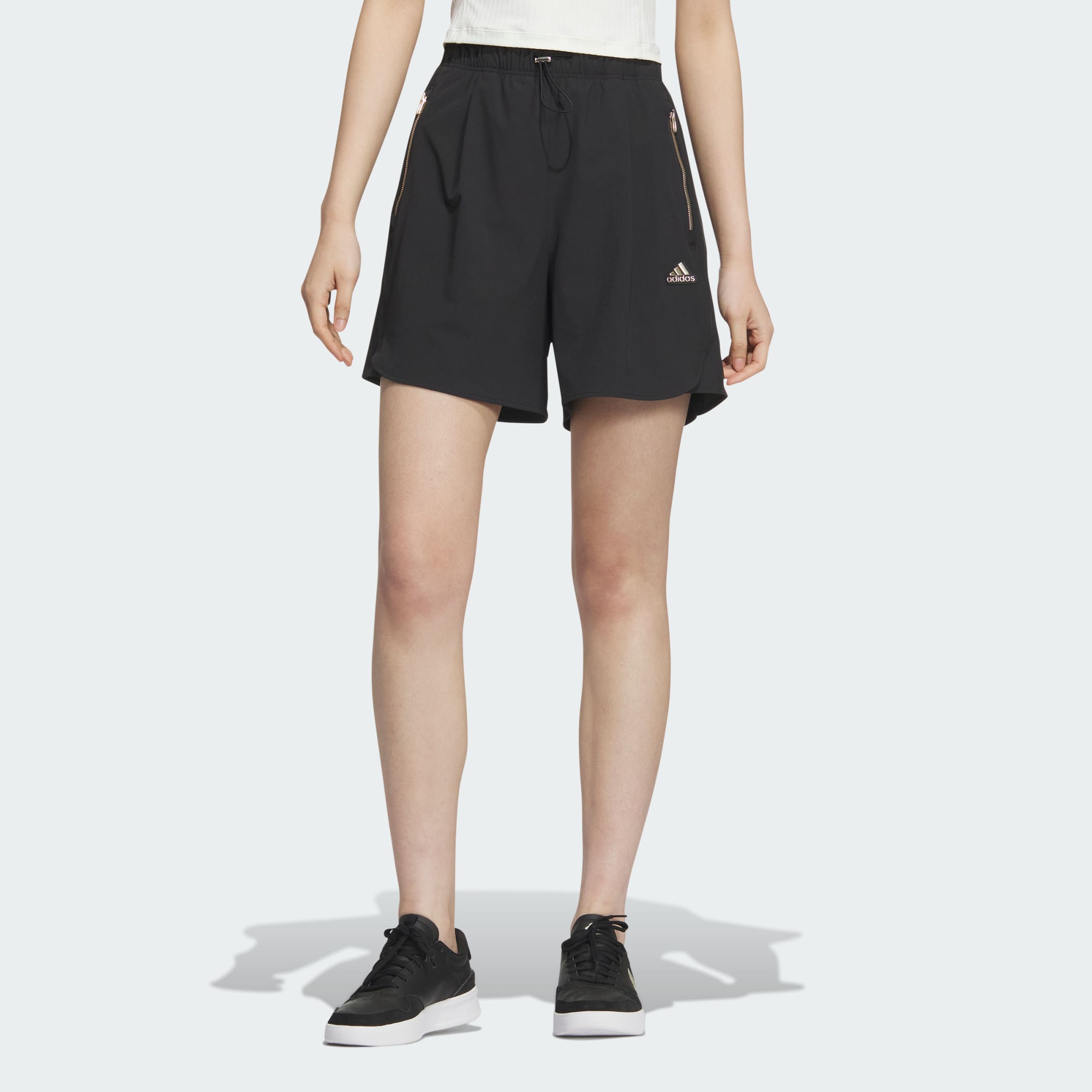 Женские шорты adidas MODERN TECH WOVEN SHORTS черные