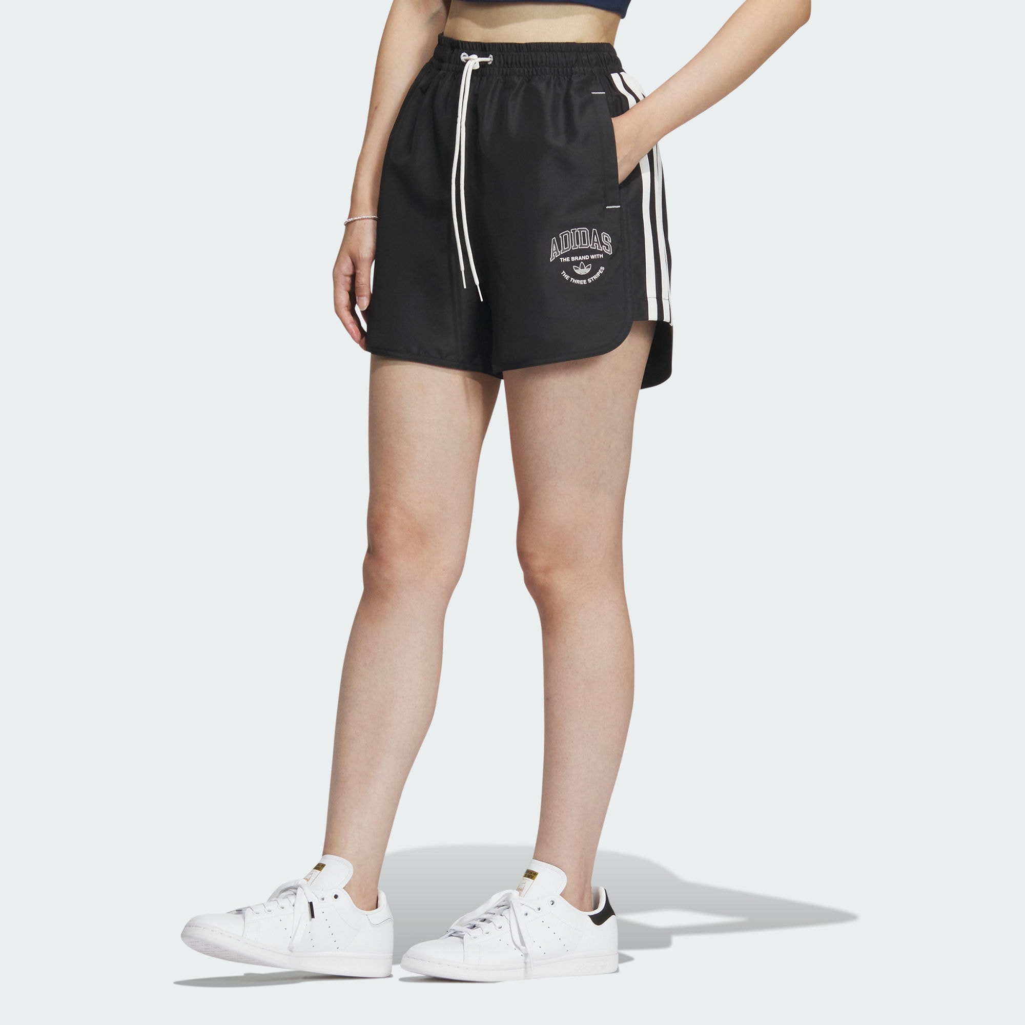 Женские шорты adidas LOGO TWIST LIGHT WOVEN SHORTS черно-белые