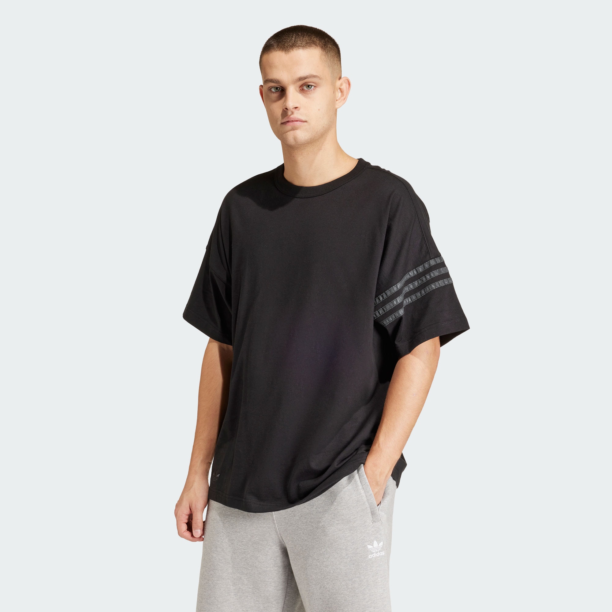 Мужская футболка adidas STREET NEUCLASSIC TEE черная