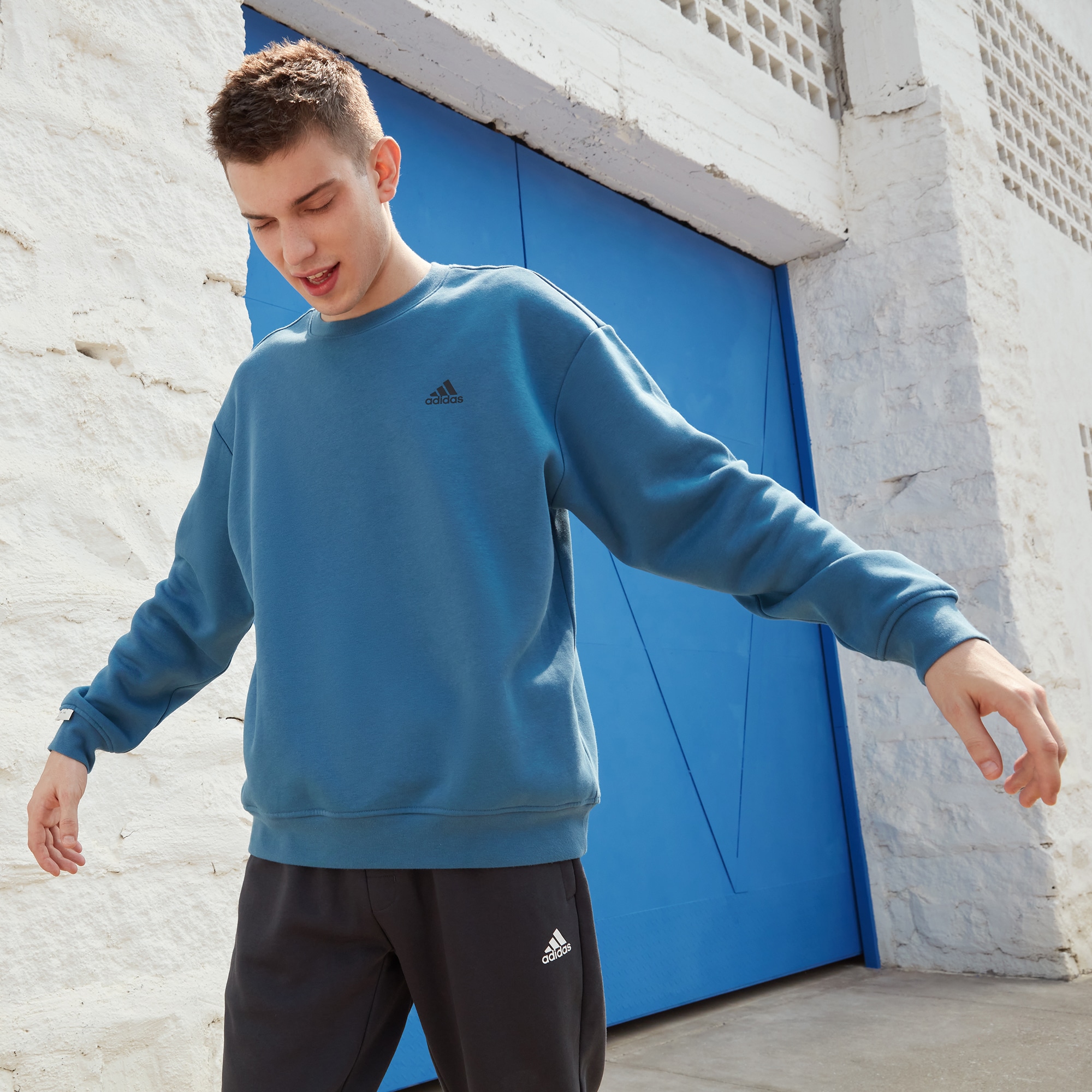 Свитшот adidas LABEL SWEATSHIRT IB2773