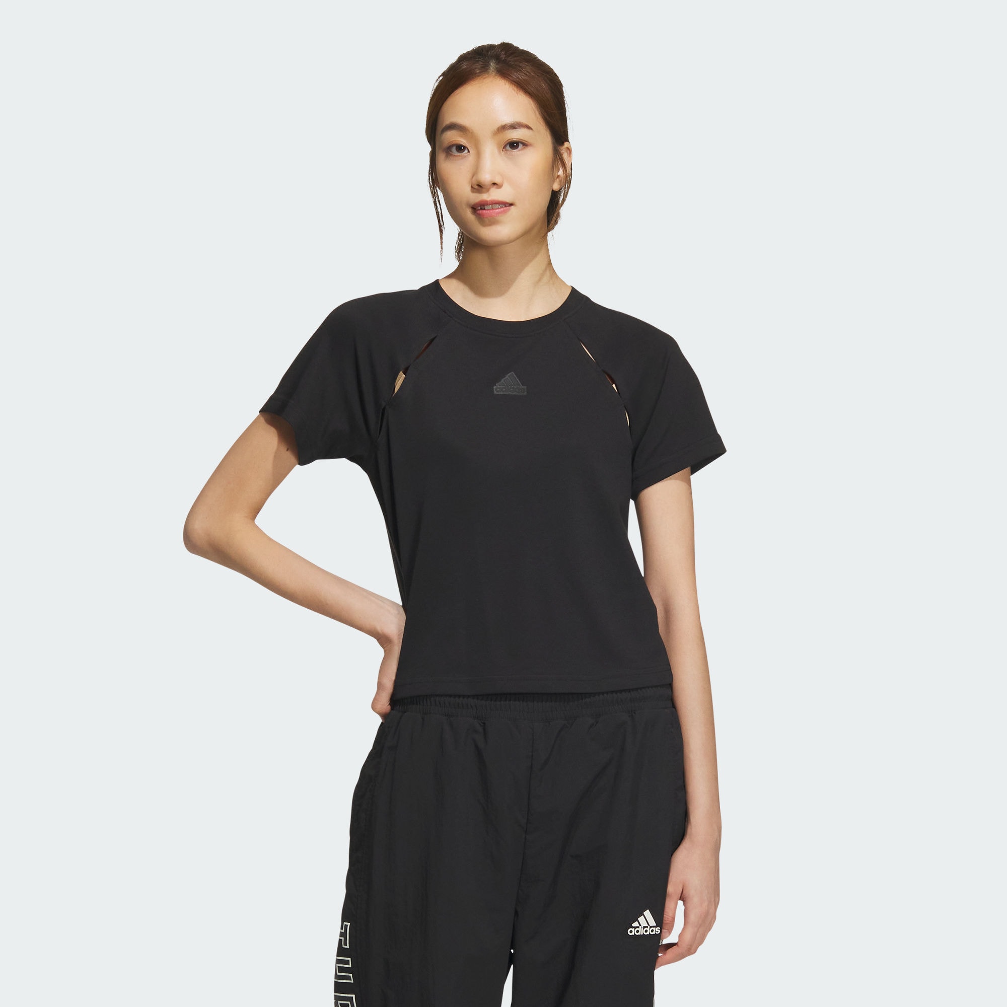 Женская футболка adidas SPORTSWEAR TEE черная