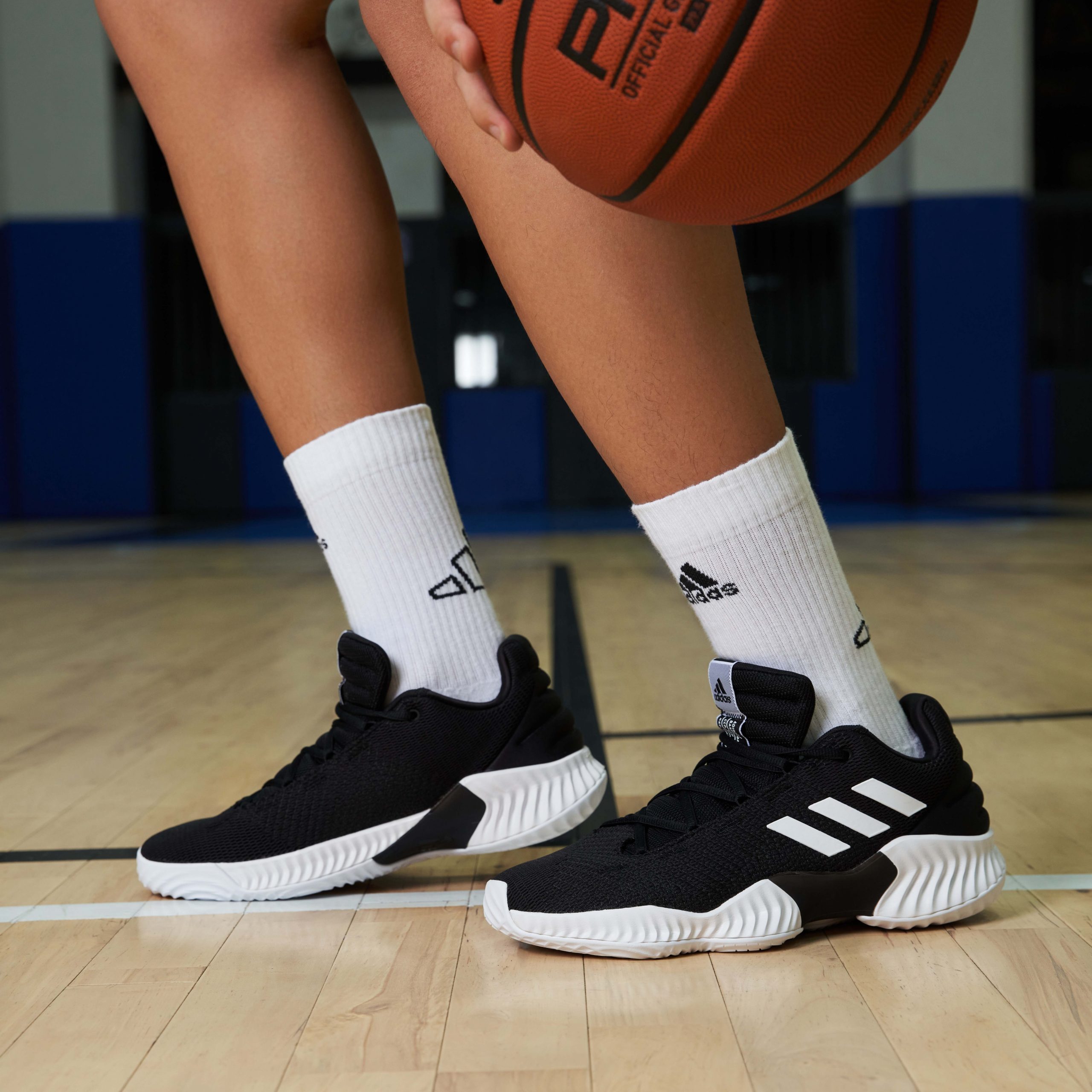 Мужские кроссовки adidas PRO BOUNCE 2018 LOW SHOES черно-белые