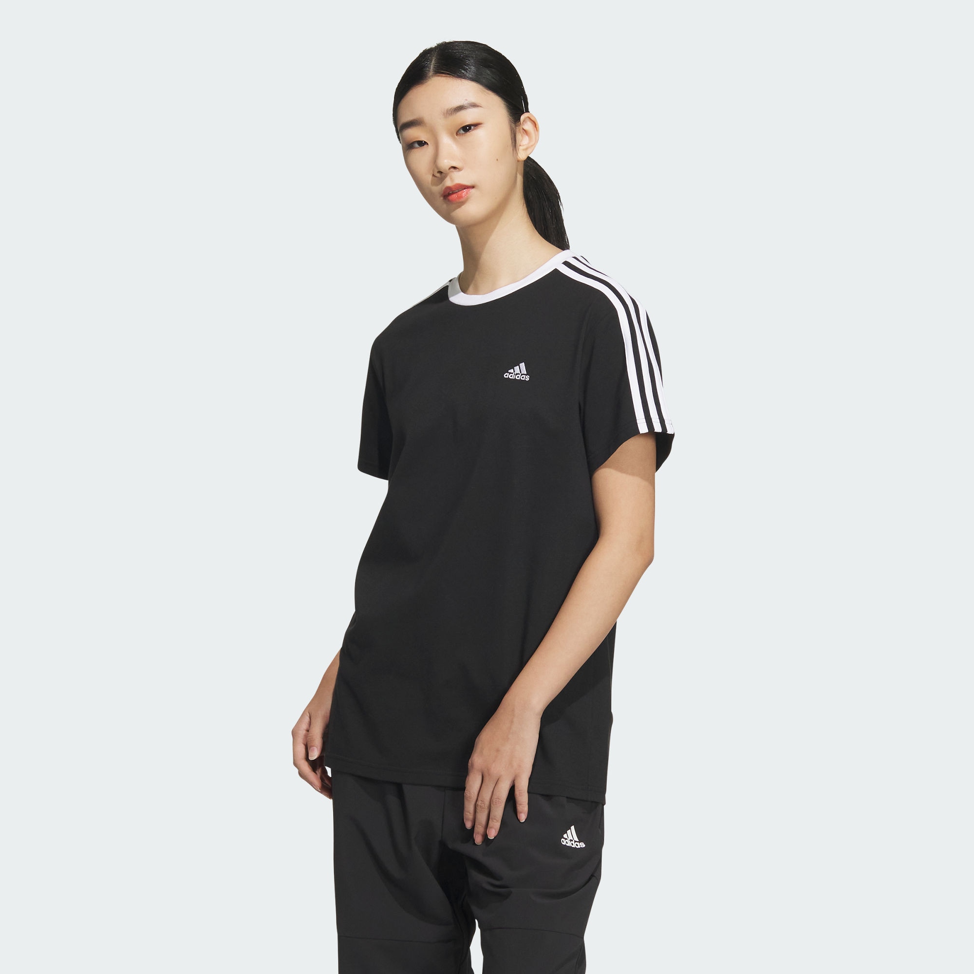 Женская футболка adidas ESSENTIALS 3-STRIPES T-SHIRT черно-белая