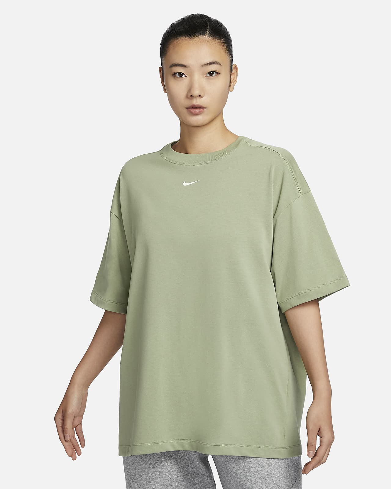 Женская футболка Nike Sportswear Essential зеленая