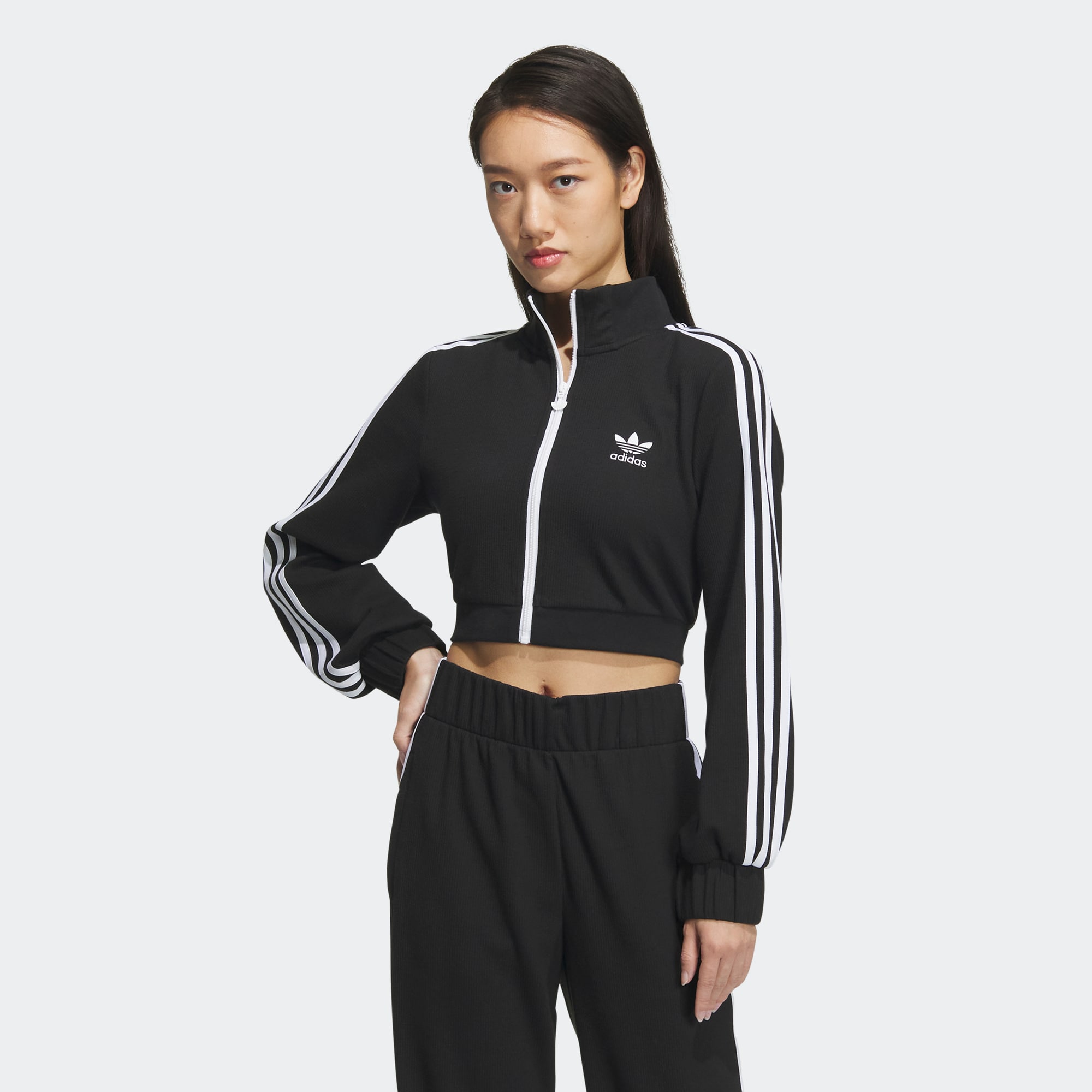 Женская куртка adidas CROPPED JACKET черно-белая