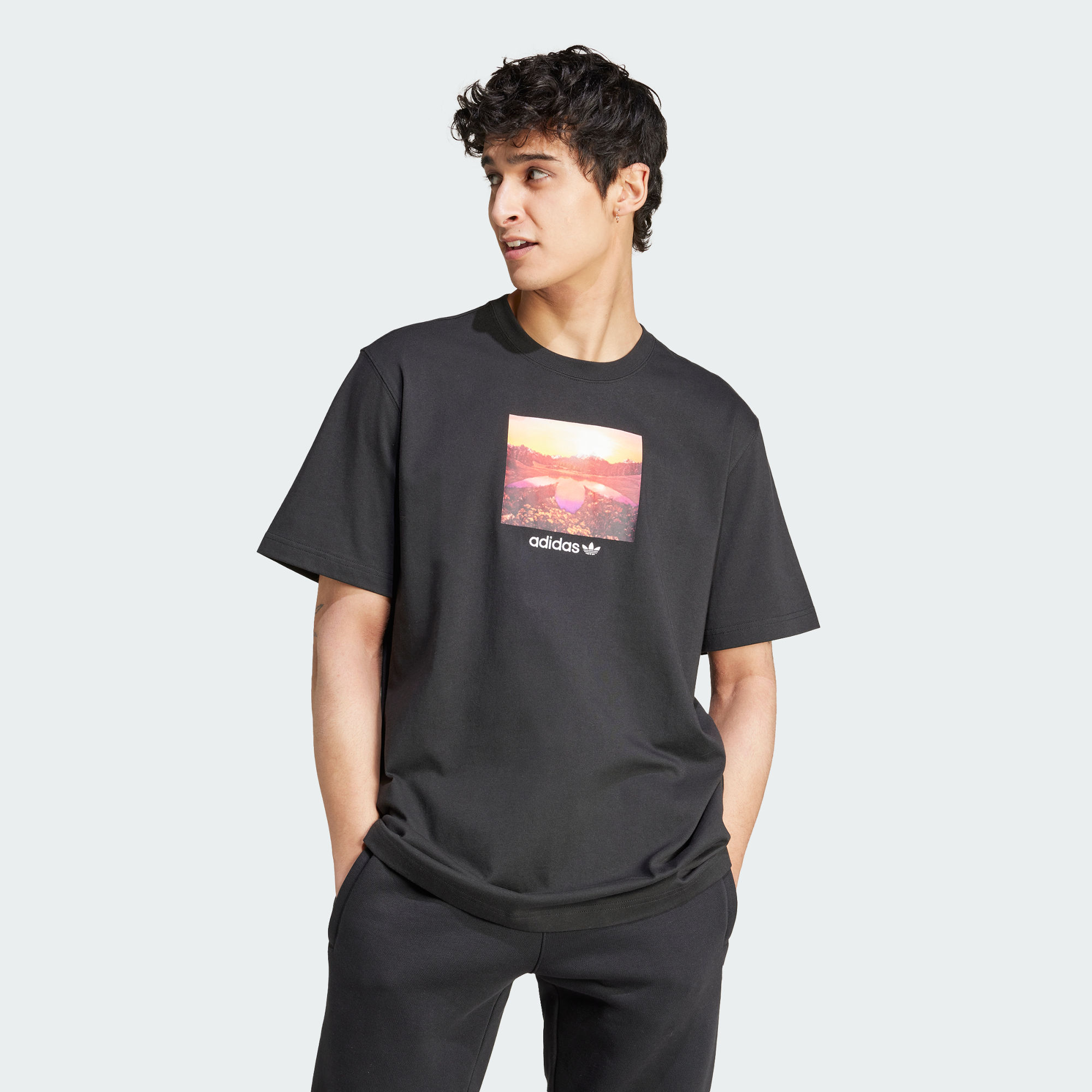 Мужская футболка adidas SUNSET GRAPHIC TEE черная