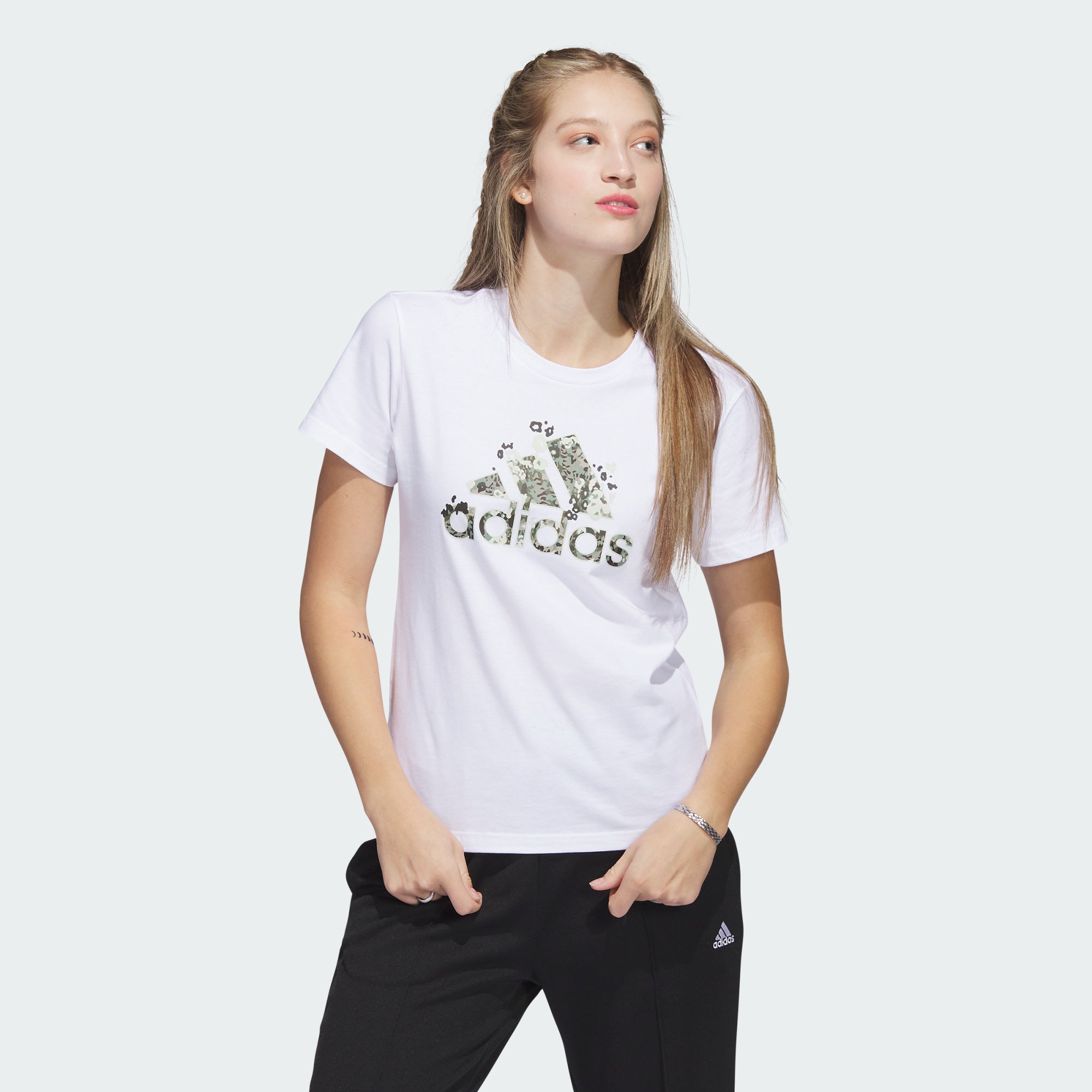 Женская футболка adidas FLORAL BADGE OF SPORT GRAPHIC TEE