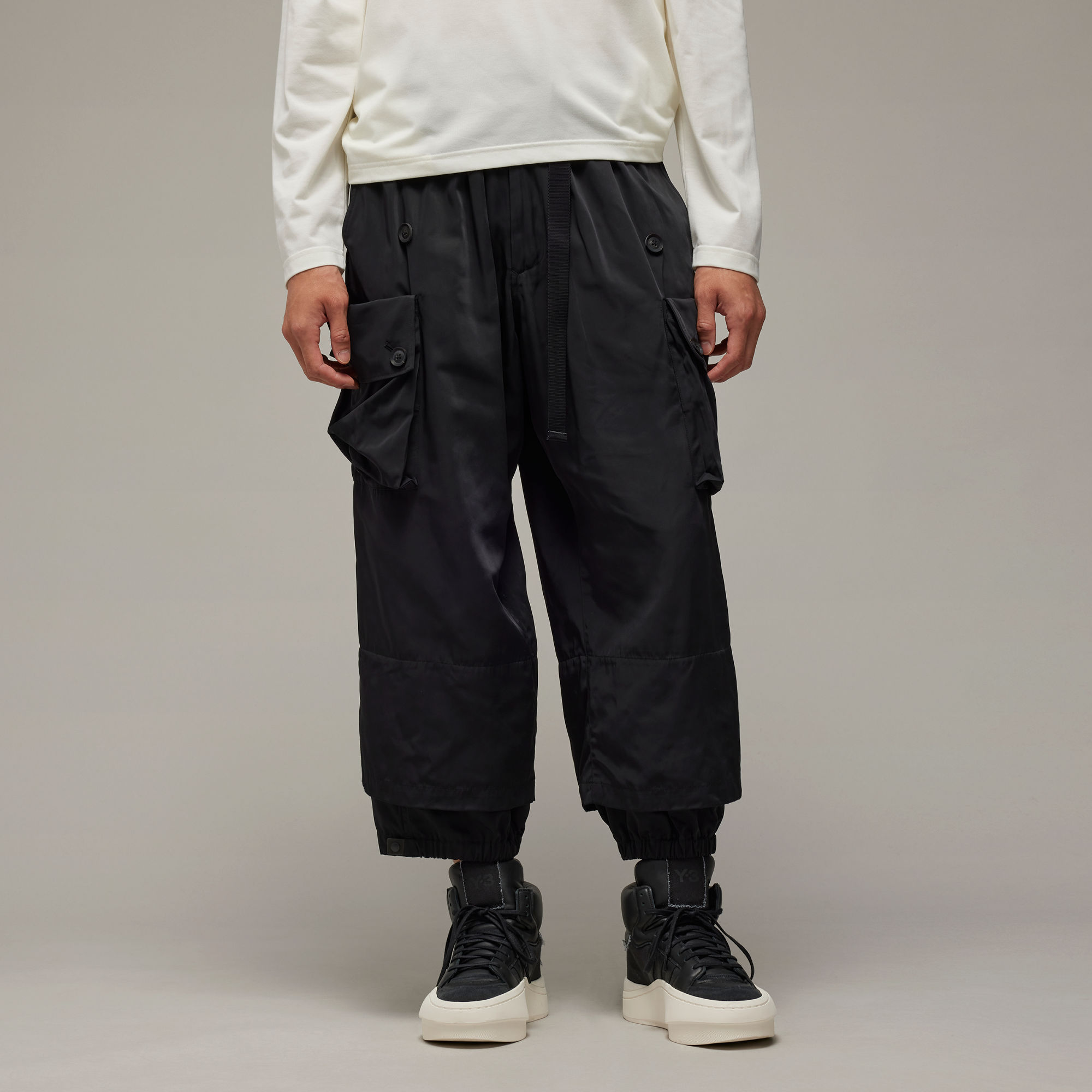 Мужские брюки adidas NYLON TWILL CUFFED PANTS черные