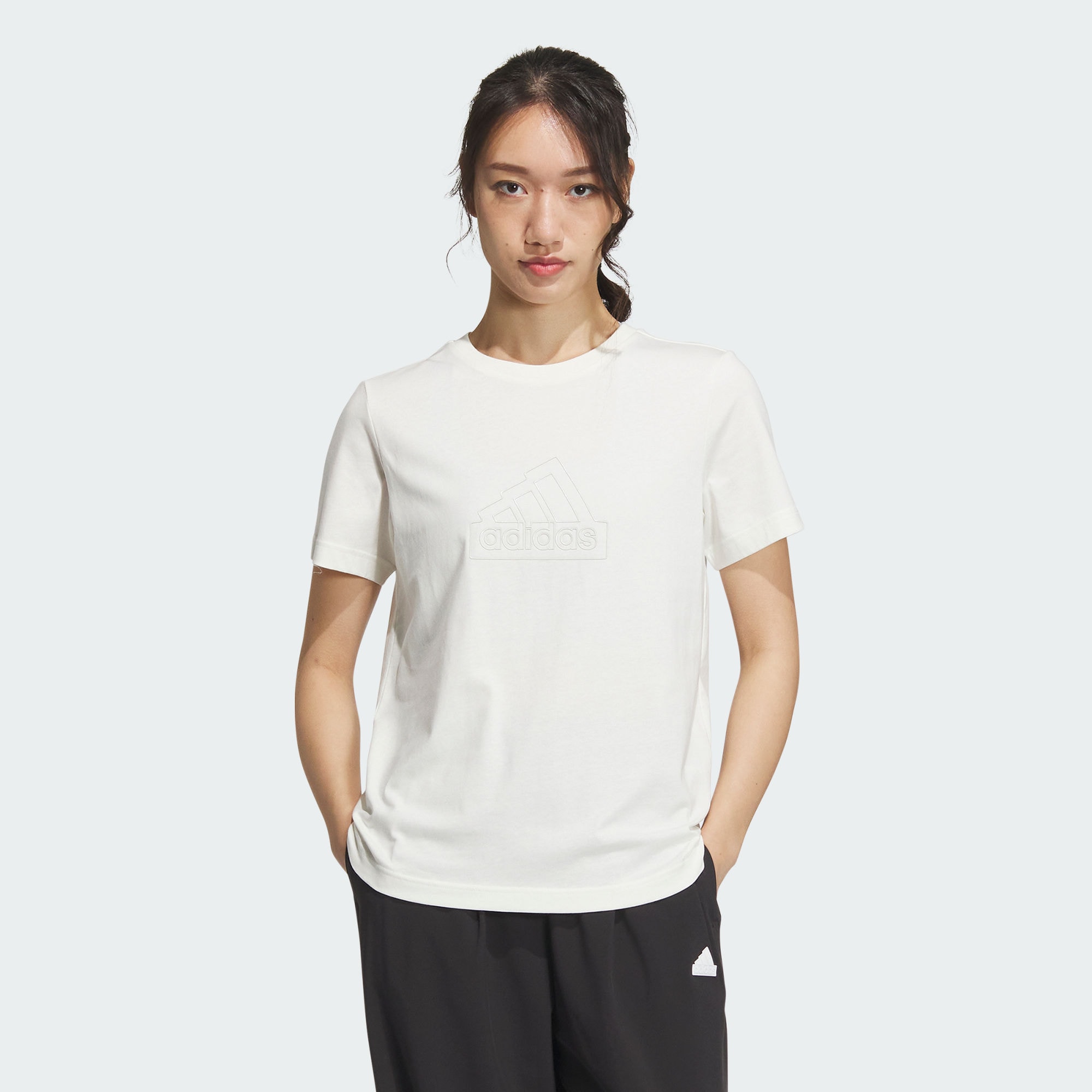 Женская футболка adidas SPORTSWEAR TEE IM8840