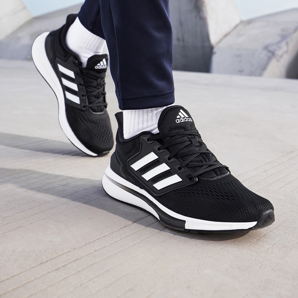 Мужские кроссовки adidas EQ21 RUN SHOES черно-белые