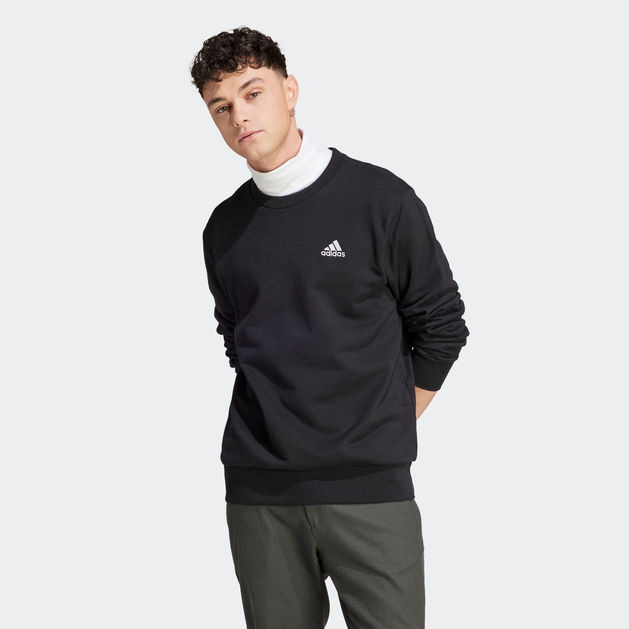 Мужской свитер adidas ESSENTIALS EMBROIDERED LOGO черный