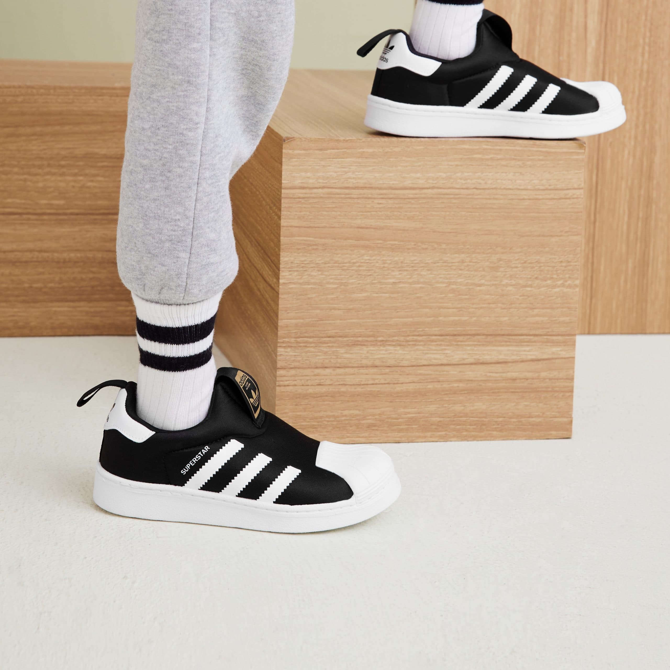 Детские кроссовки adidas SUPERSTAR 360 SHOES черно-белые