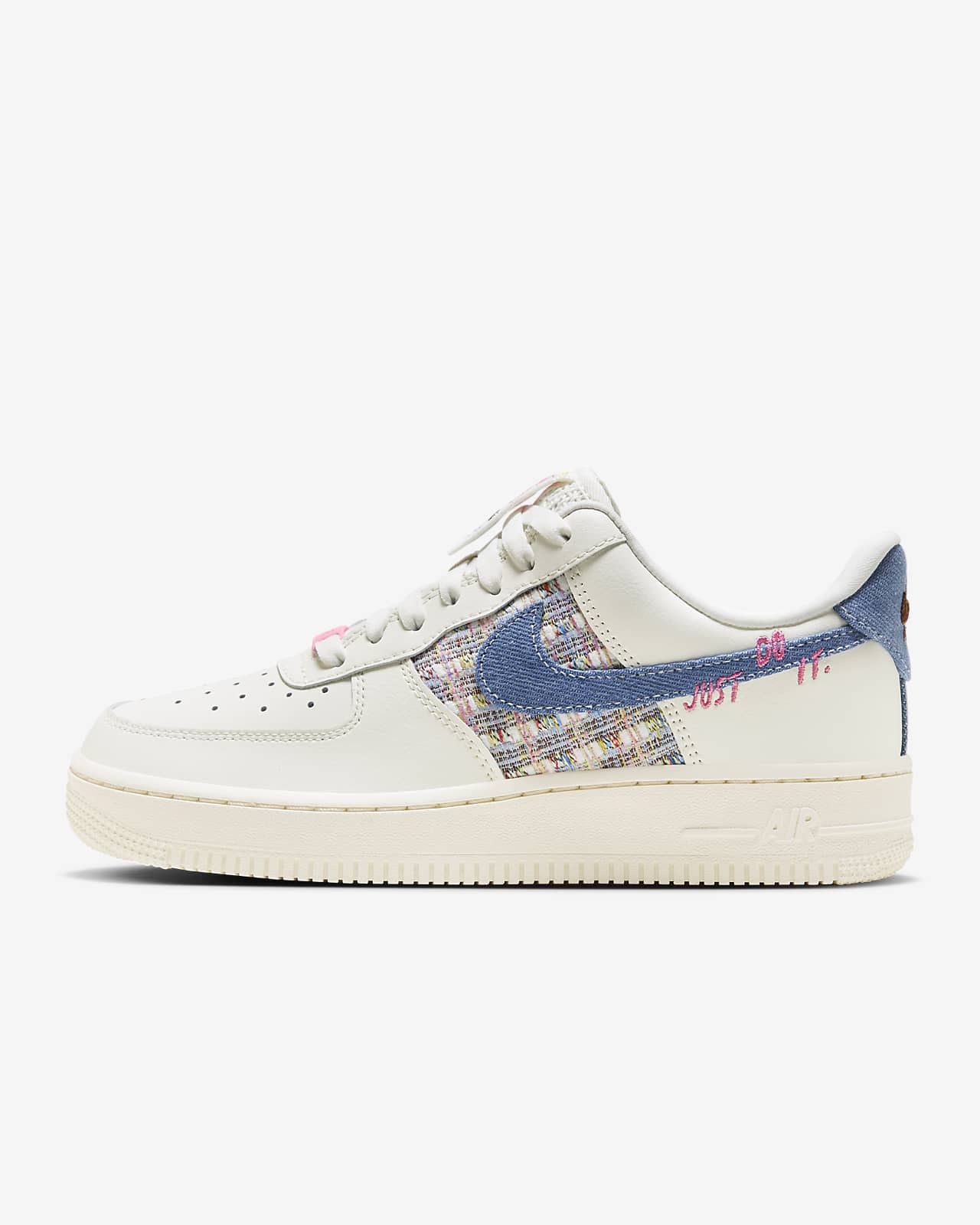 Женские кроссовки Nike Air Force 1 ’07 LX