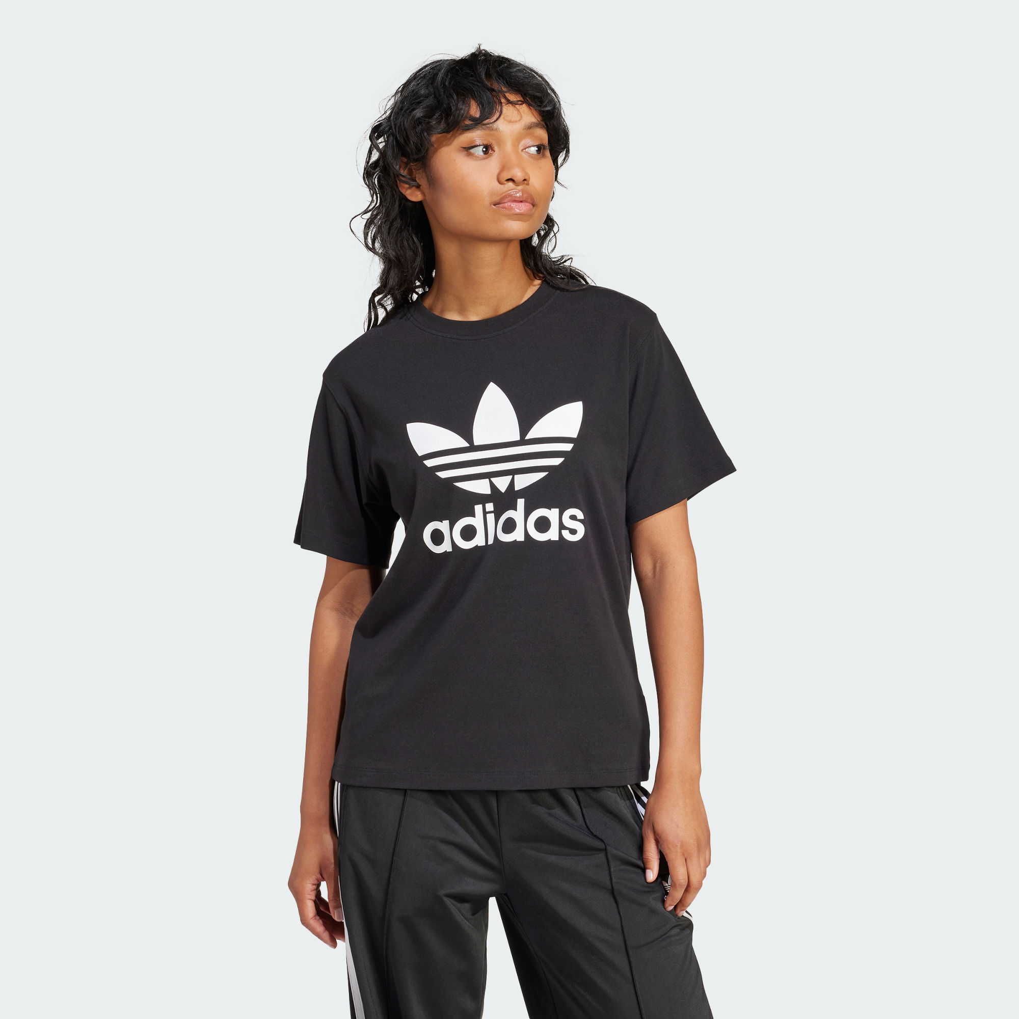 Женская футболка adidas ADICOLOR TREFOIL REGULAR TEE черная