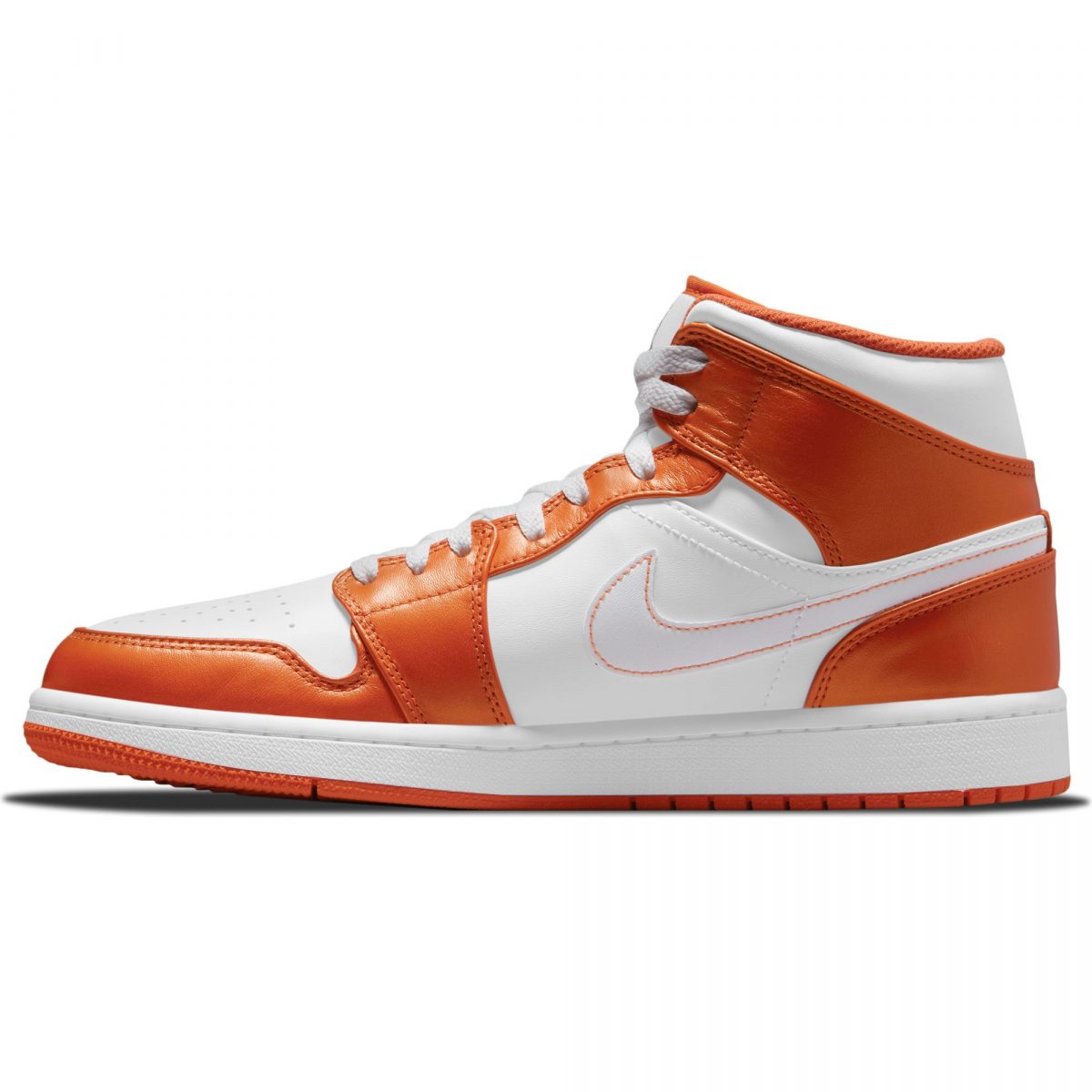 Кроссовки Nike Air Jordan 1 Mid SE Electro Orange фотография