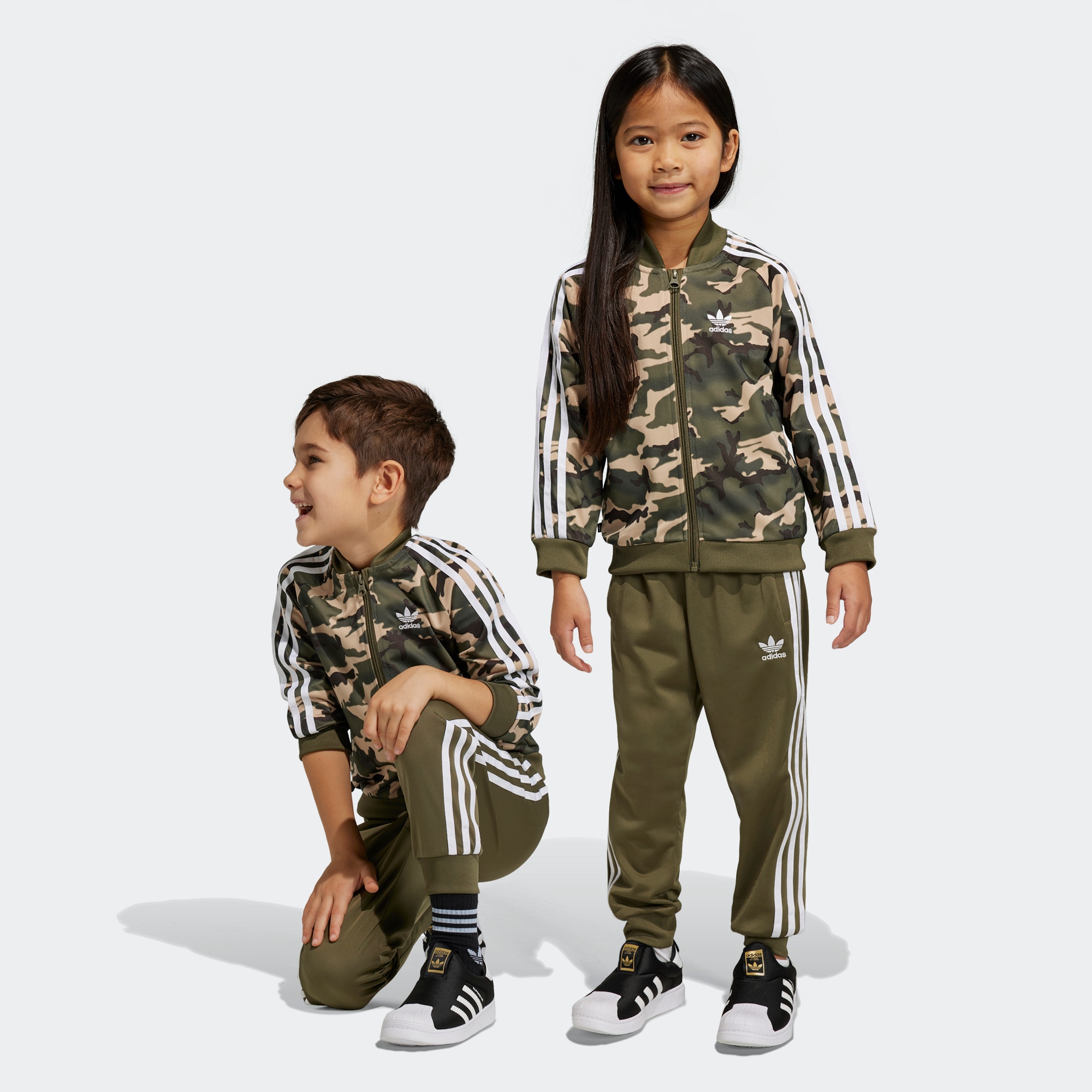 

Детский комплект adidas CAMO SST SET, Многоцветный