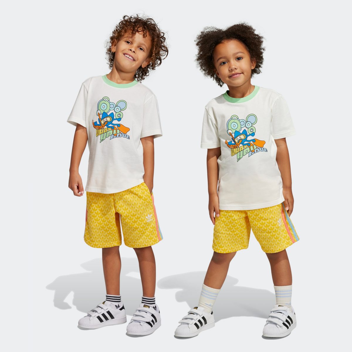 Детские шорты adidas GRAPHIC PRINT SHORTS AND TEE SET фото