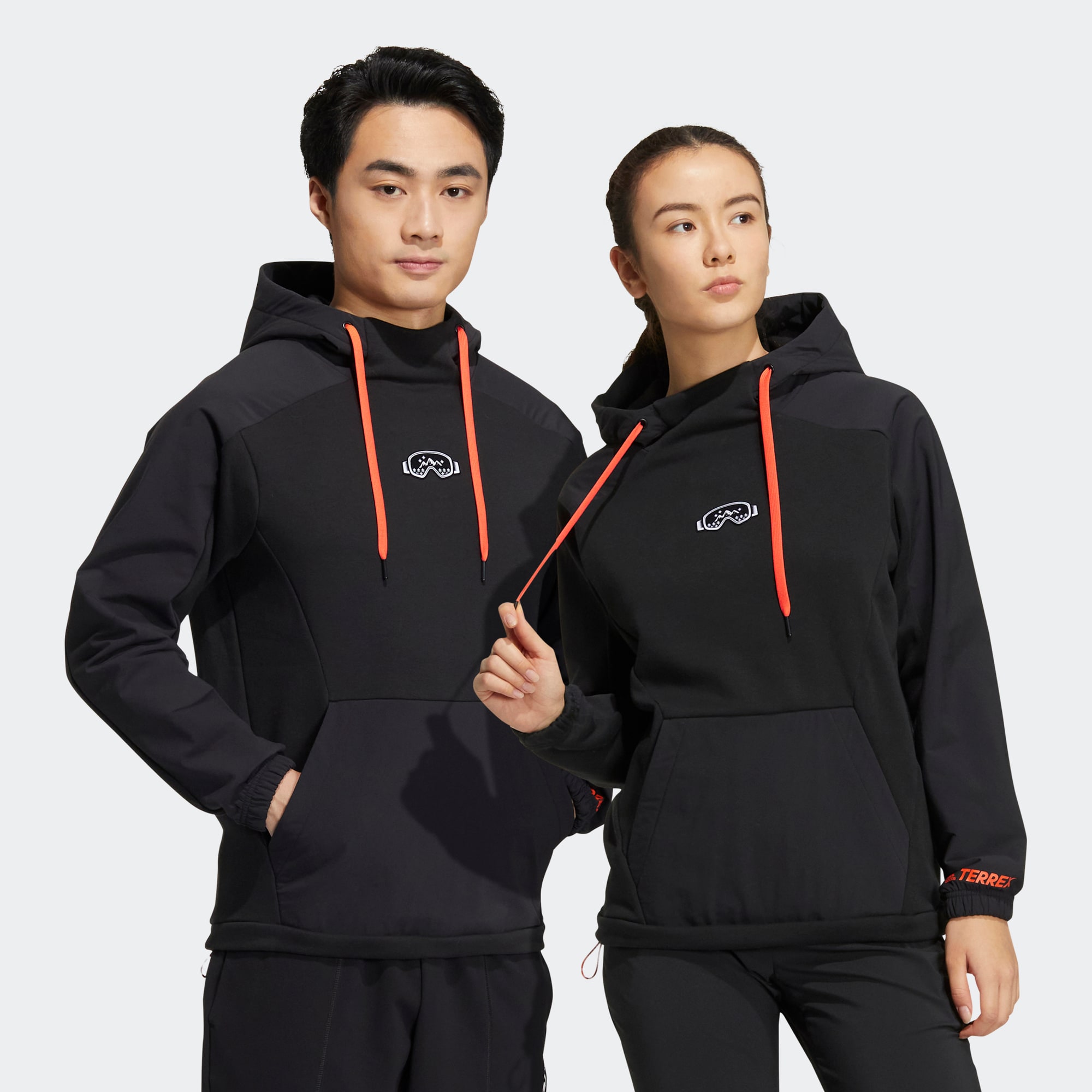 

Свитшот adidas GRAPHIC HOODED SWEATSHIRT, Черный