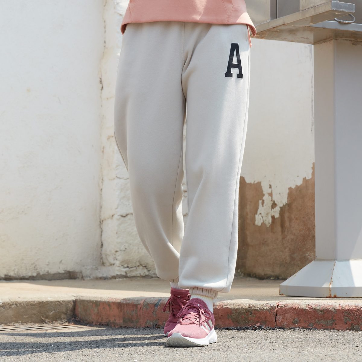 Женские брюки adidas LETTER PANTS фото
