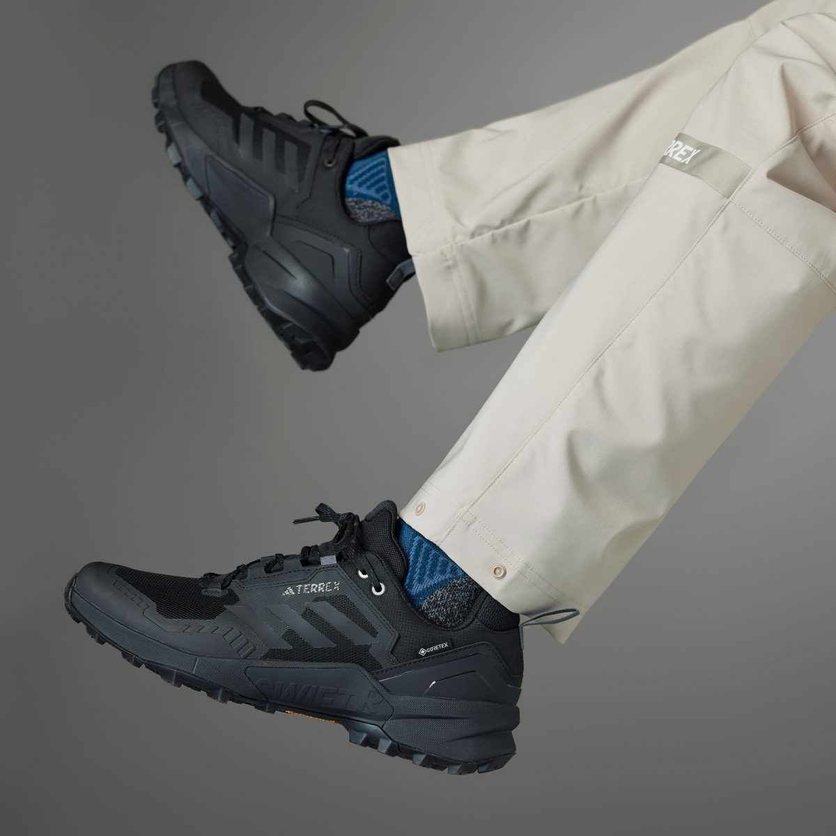 Мужские кроссовки adidas SWIFT R3 GORE-TEX HIKING SHOES фотография