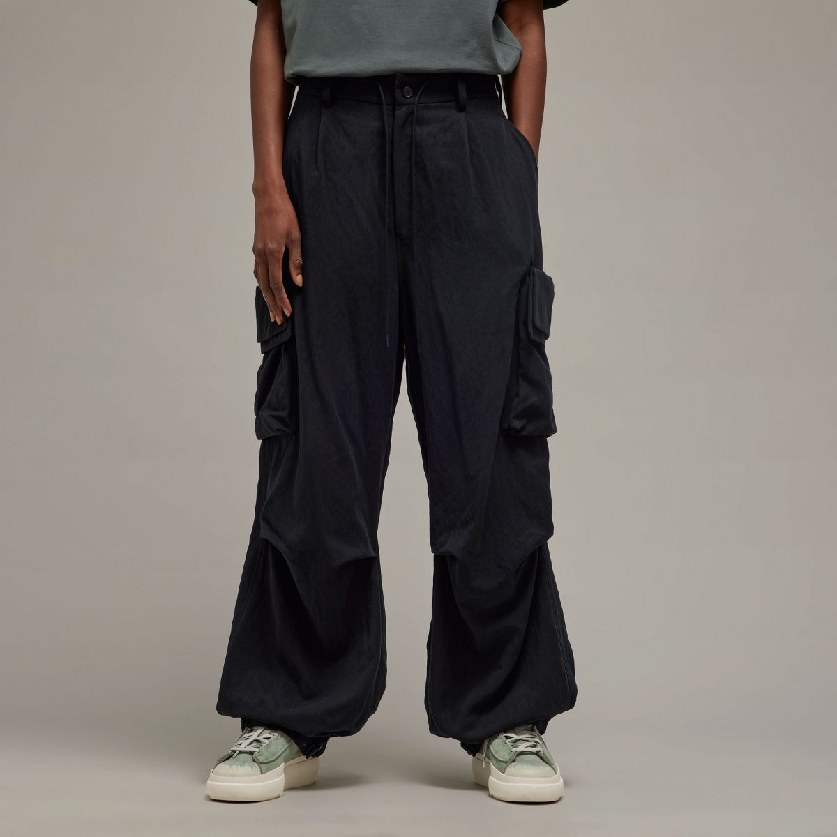 Женские брюки adidas CUFFED CARGO PANTS фото