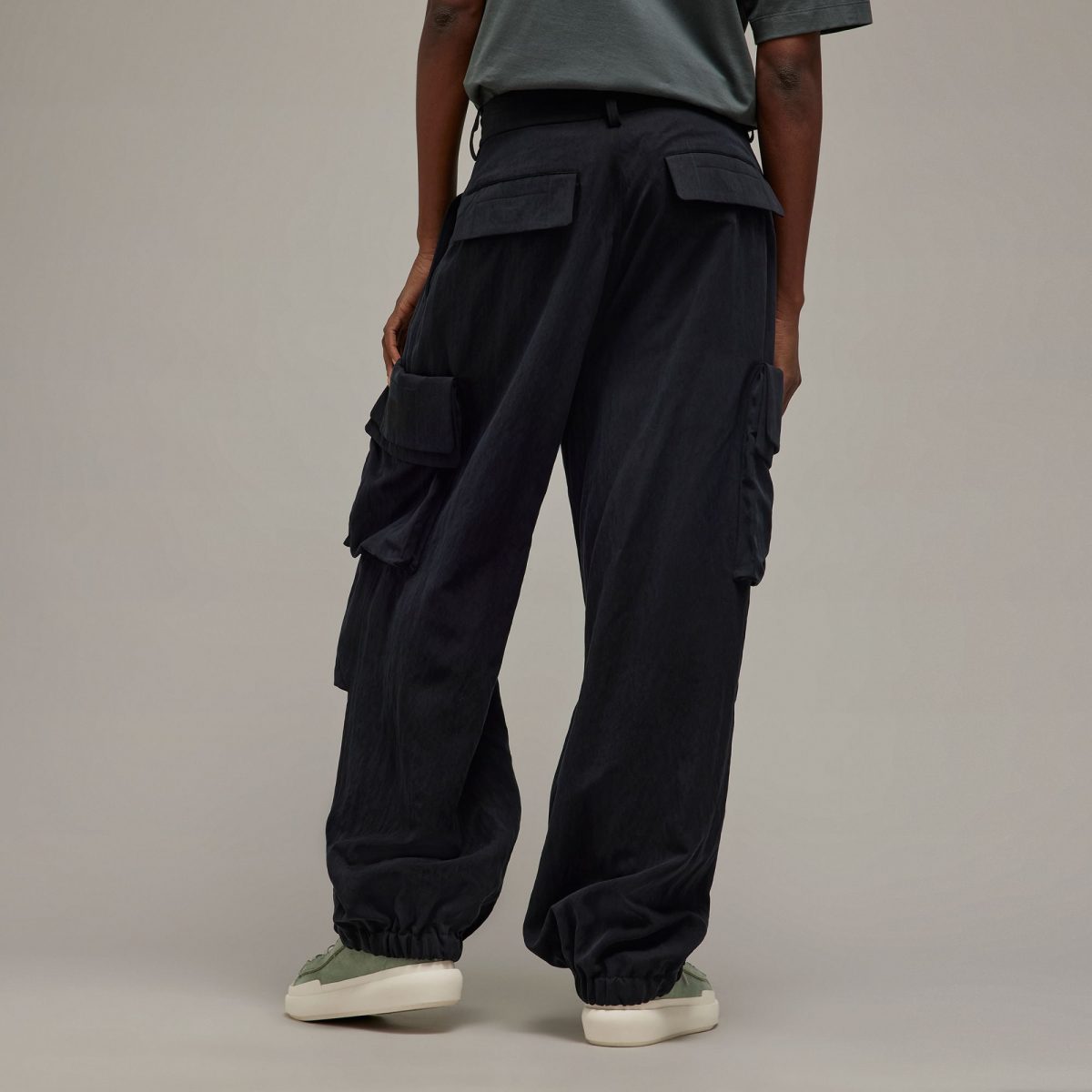 Женские брюки adidas CUFFED CARGO PANTS
