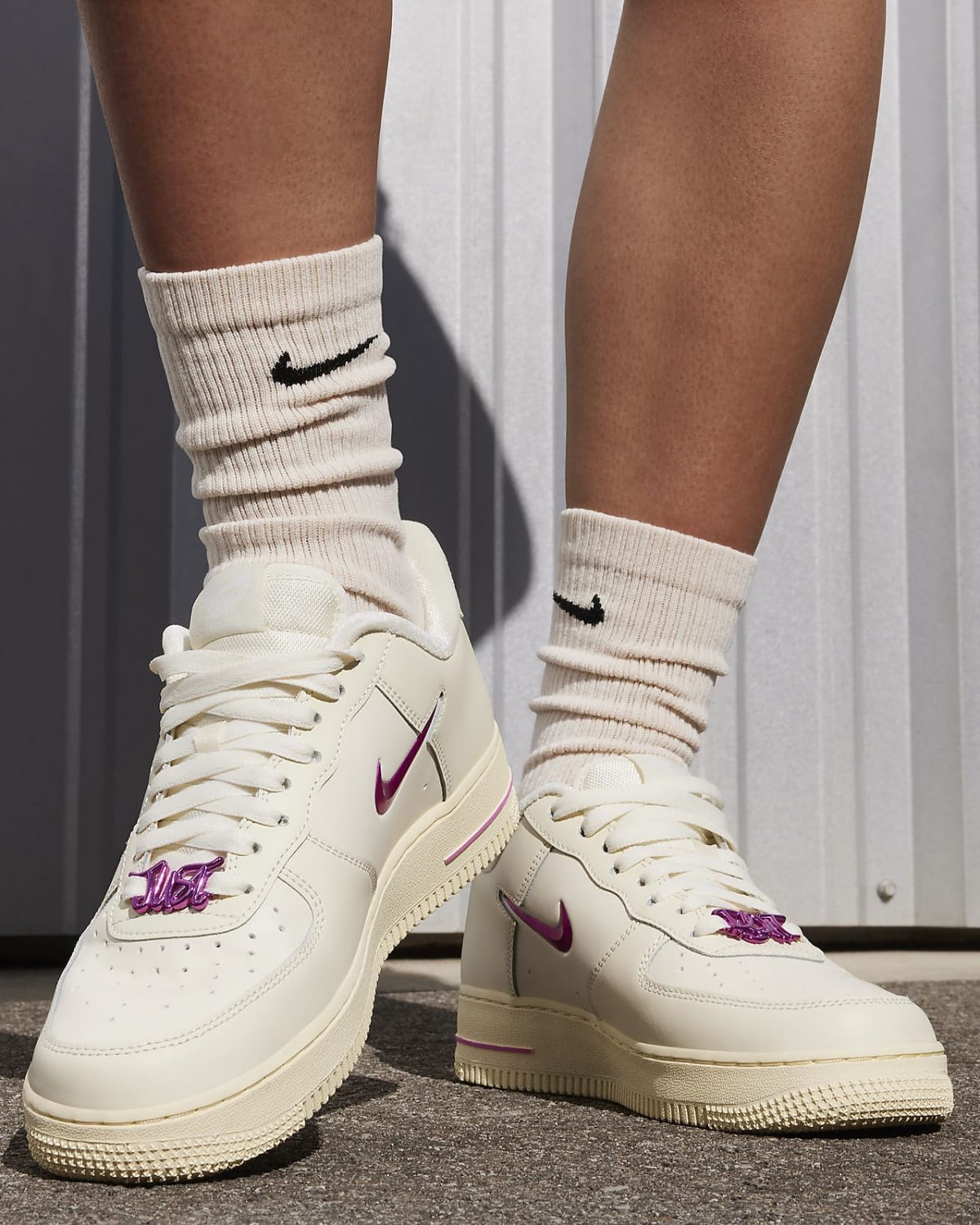 Женские кроссовки Nike Air Force 1 ’07 SE розовые фотография