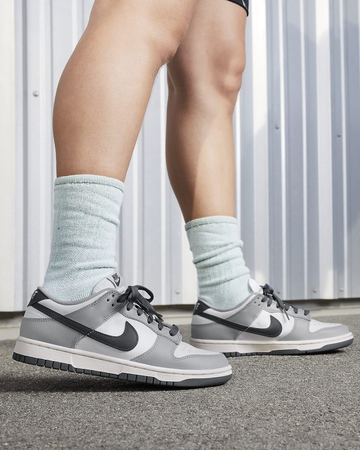 Женские кроссовки Nike Dunk Low фотография