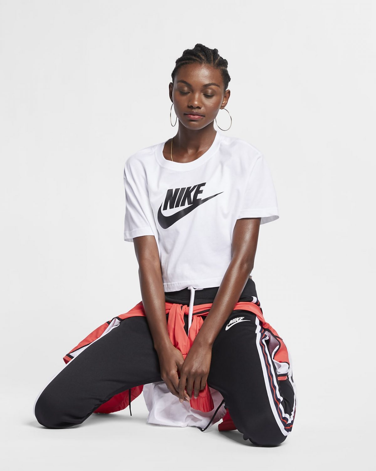 Женская футболка Nike Sportswear Essential фотография