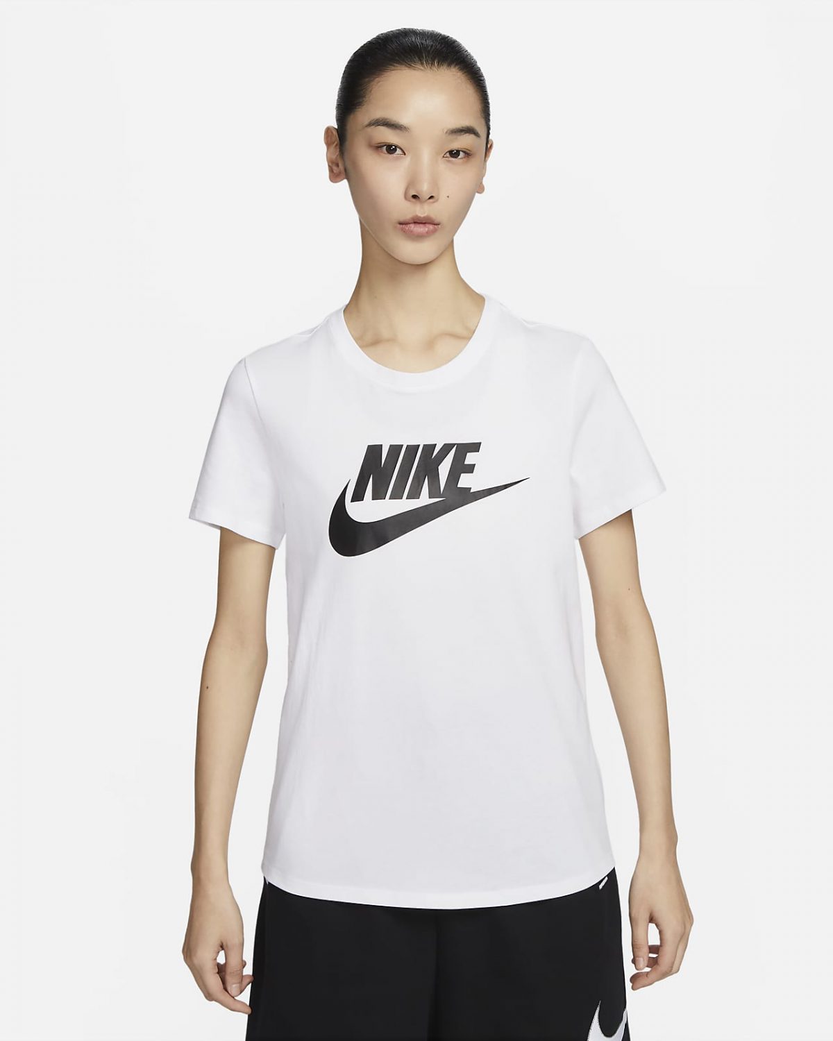 Женская футболка Nike Sportswear Essentials фото