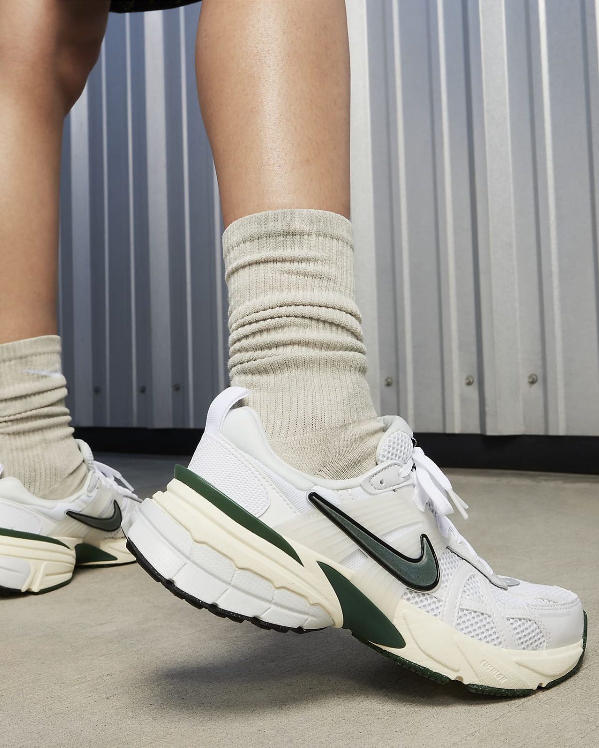 Кроссовки Nike V2K Run зеленые фотография
