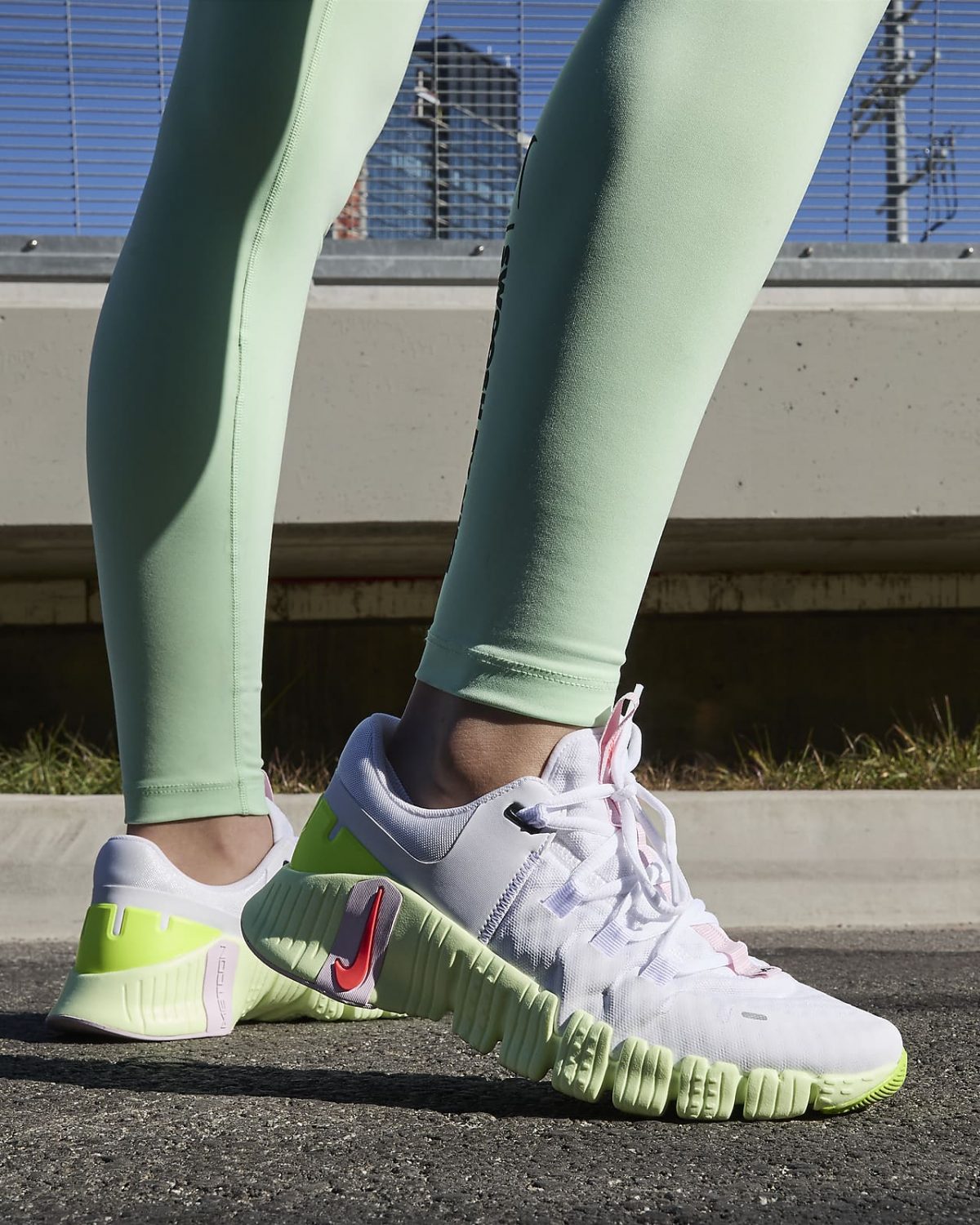 Женские кроссовки Nike Free Metcon 5 фотография