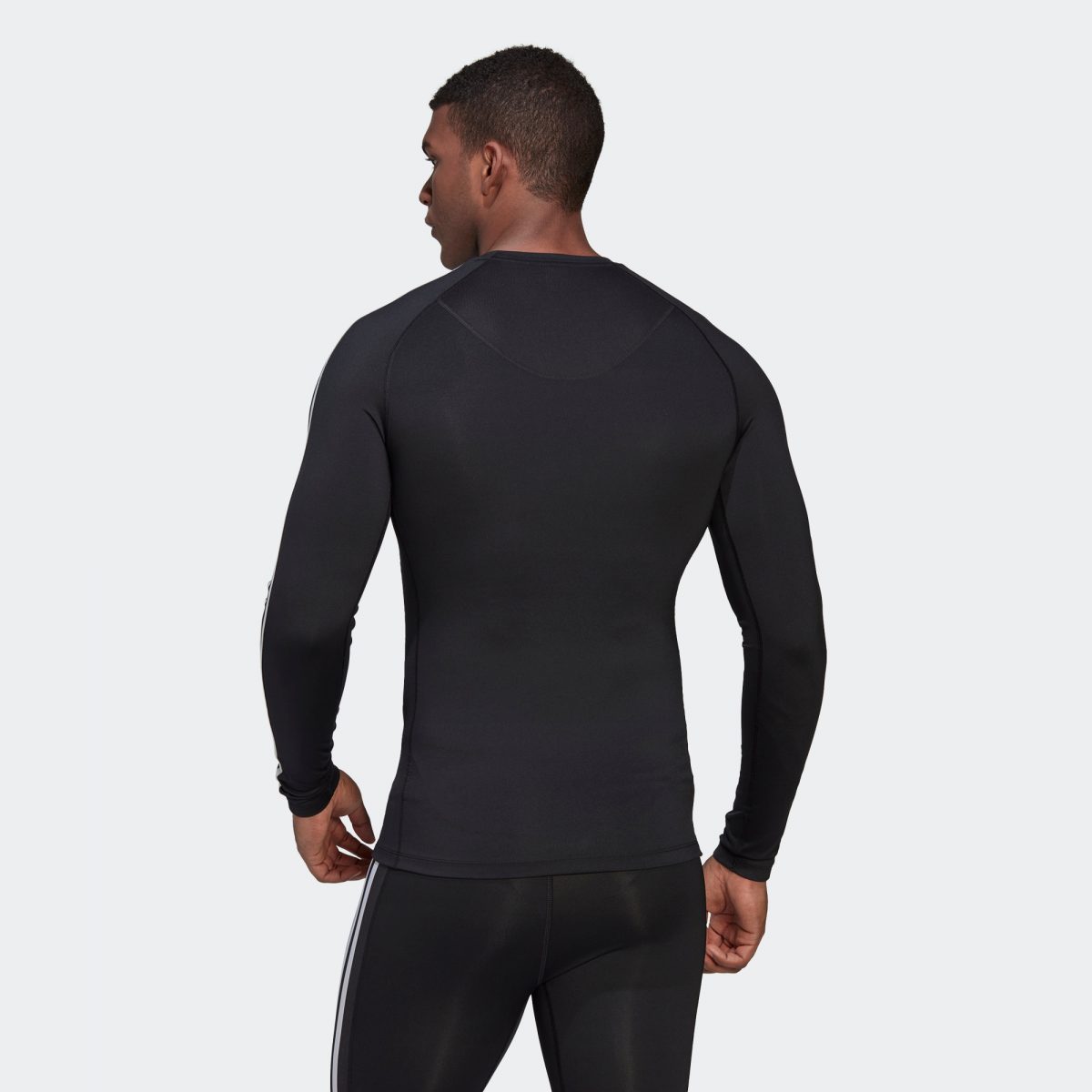 Мужская футболка adidas TECHFIT TRAINING LONG SLEEVE TEE черная фотография