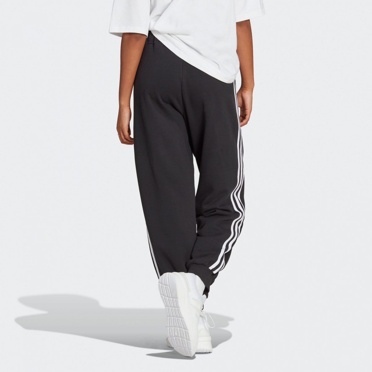 Женские брюки adidas ESSENTIALS LOOSE-FIT PANTS черно-белые фотография