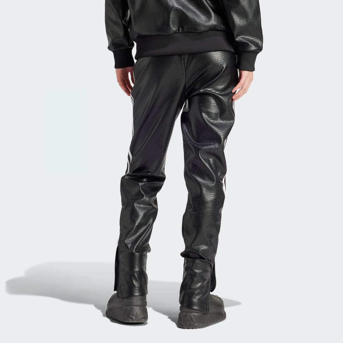 Женские брюки adidas PREMIUM FAUX LEATHER SST LUXE фотография