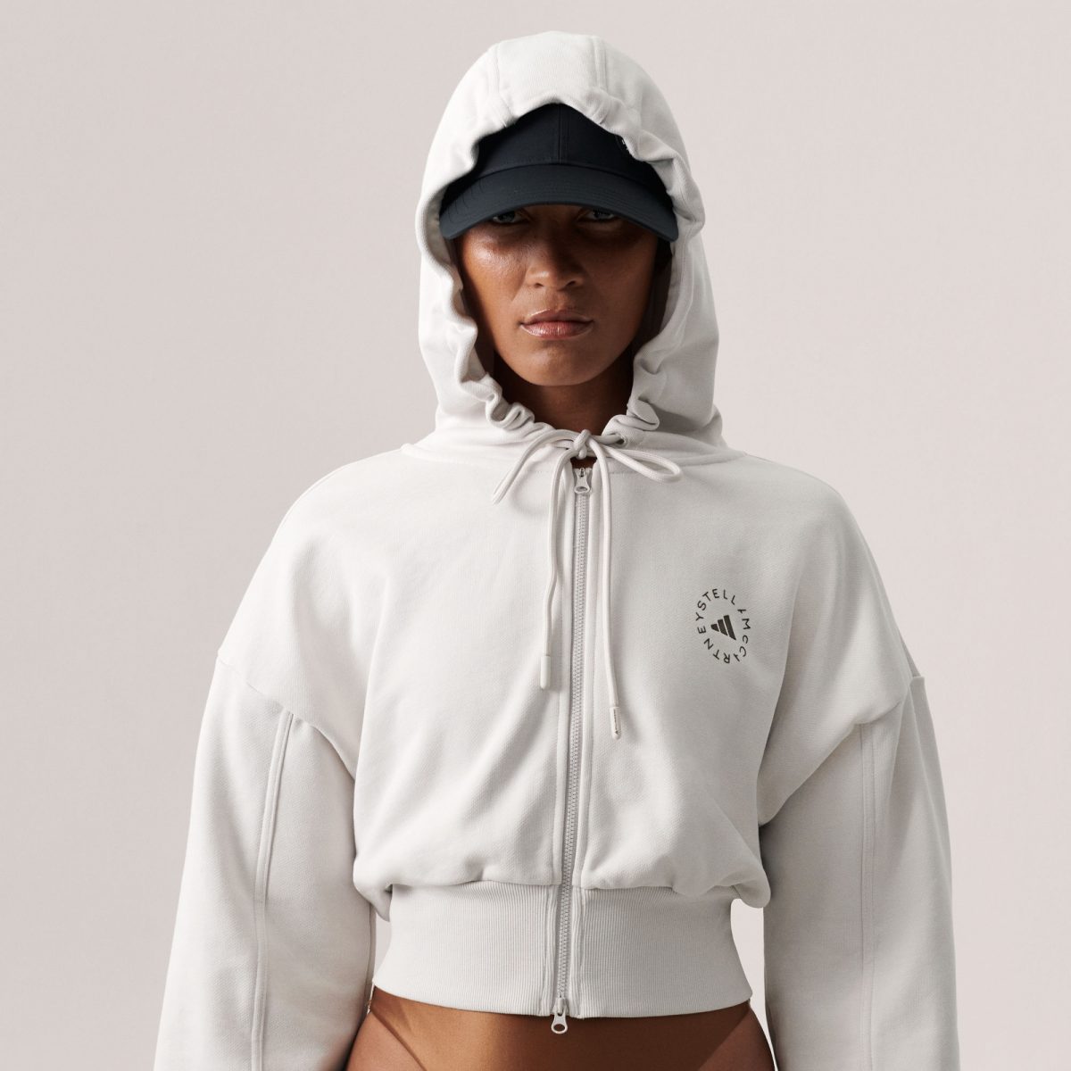 Женское худи adidas SPORTSWEAR CROPPED HOODIE IT8268 фотография