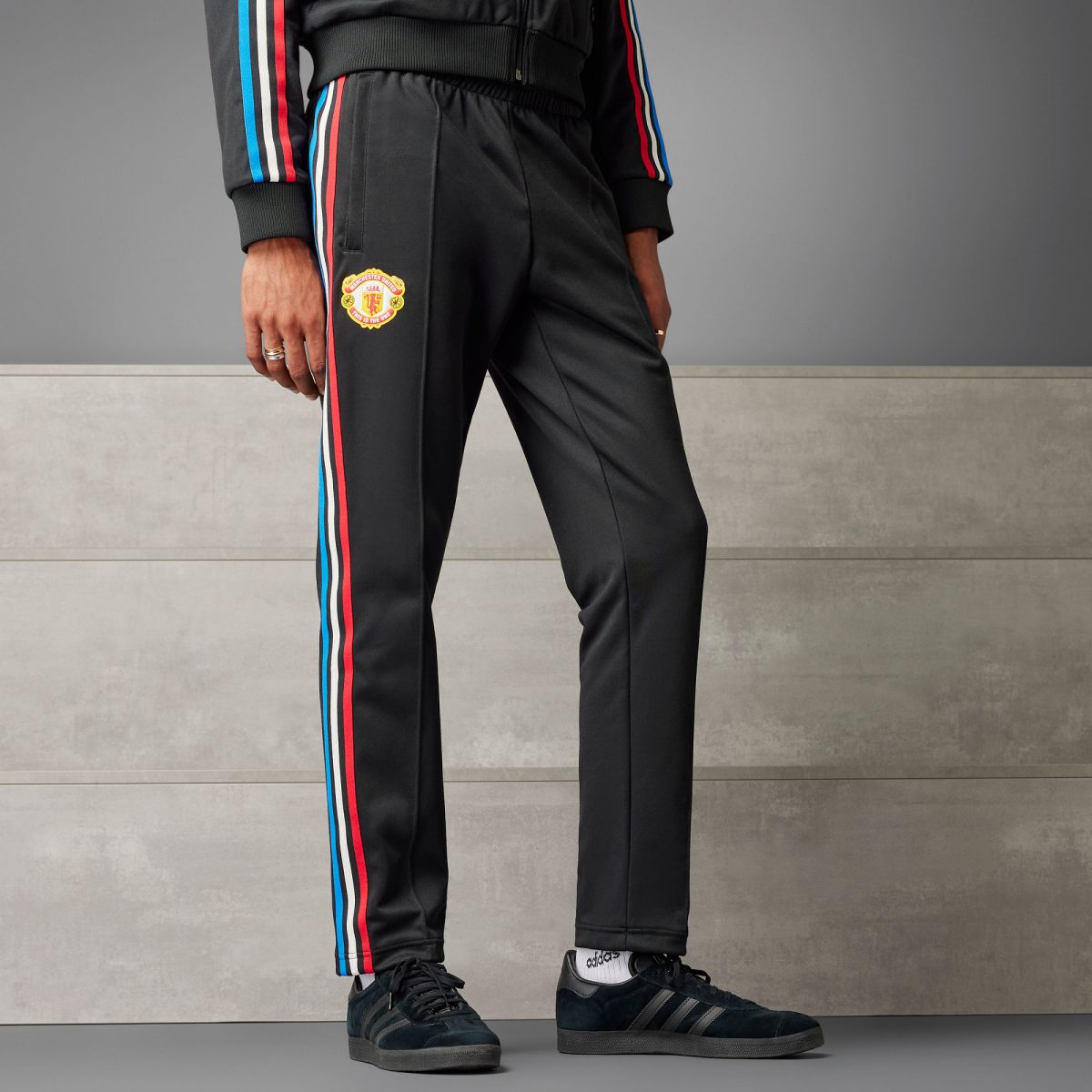 Мужские брюки adidas MANCHESTER UNITED STONE ROSES фото