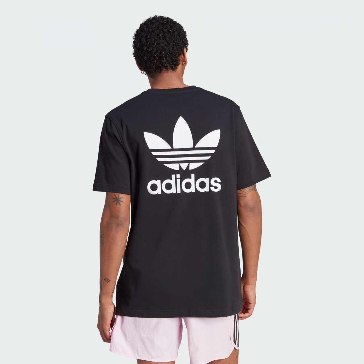 Мужская футболка adidas ADICOLOR BACK+FRONT BOXY TEE черно-белая фотография