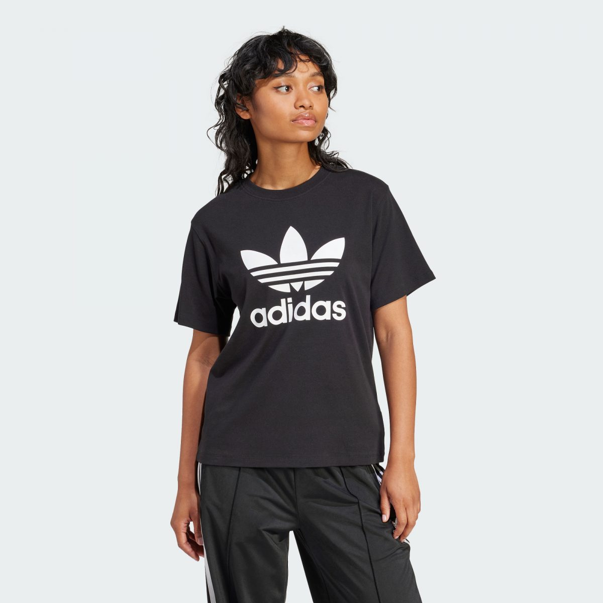 Женская футболка adidas ADICOLOR TREFOIL REGULAR TEE черная фото