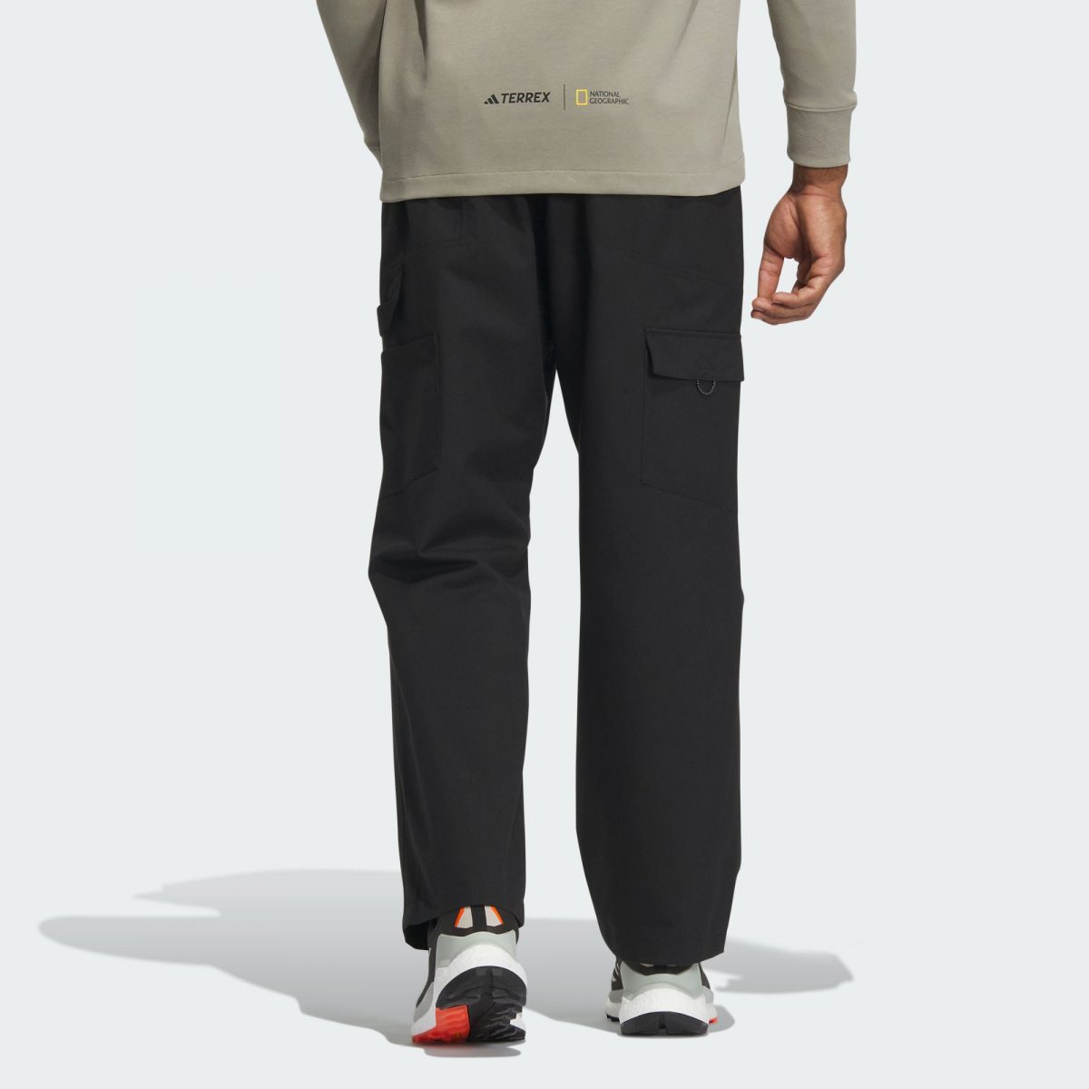 Мужские брюки adidas CARGO TRACKSUIT BOTTOMS фотография