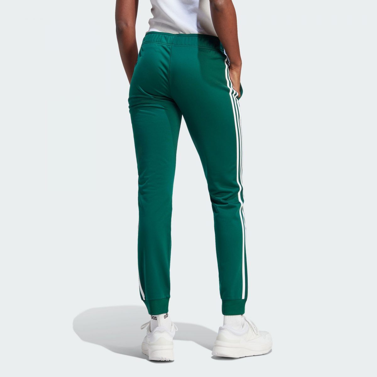 Женские брюки adidas PRIMEGREEN ESSENTIALS TRACK PANTS фотография