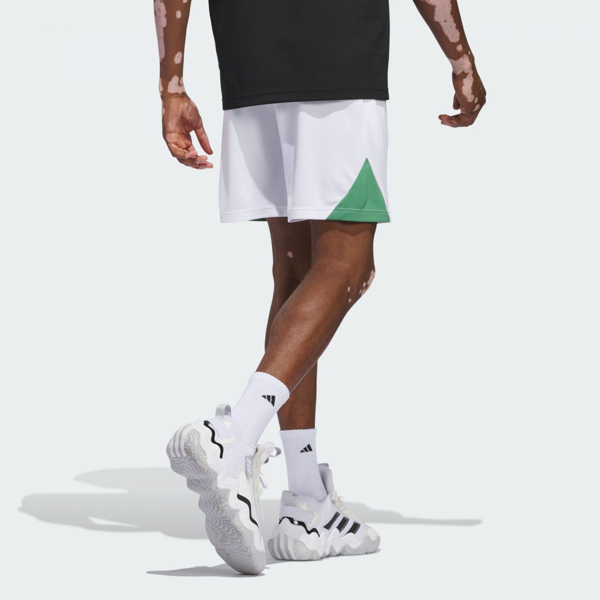 Мужские шорты adidas BASKETBALL BADGE OF SPORT SHORTS фотография