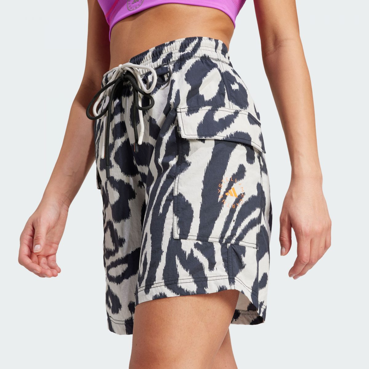 Женские шорты adidas SPORTSWEAR WOVEN PRINTED SHORTS фотография