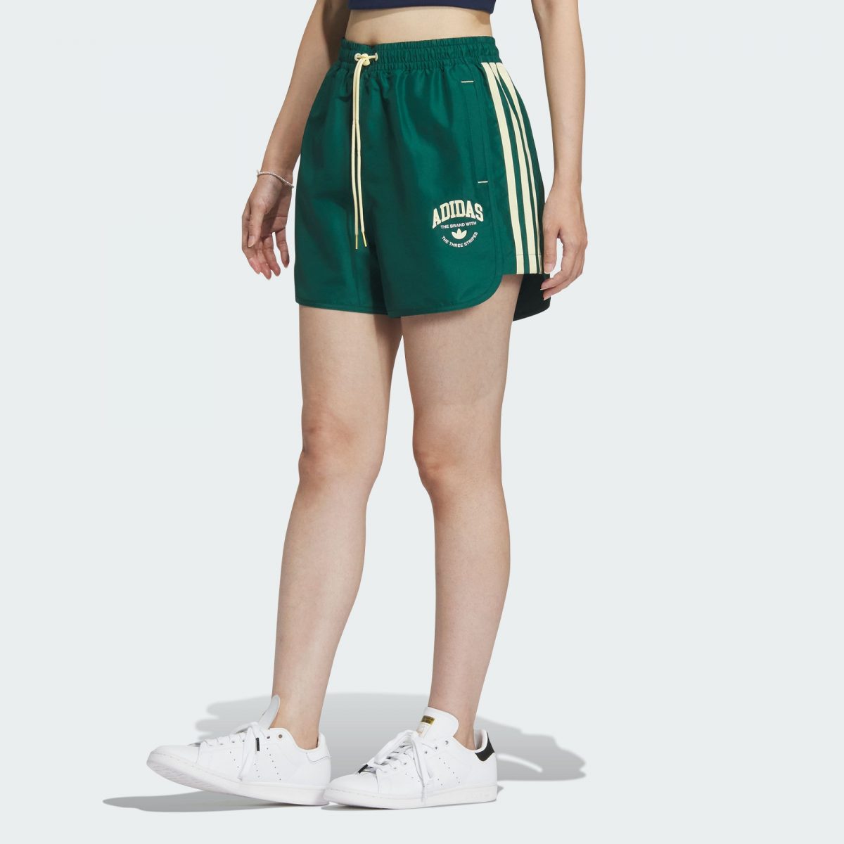 Женские шорты adidas LOGO TWIST LIGHT WOVEN SHORTS фото