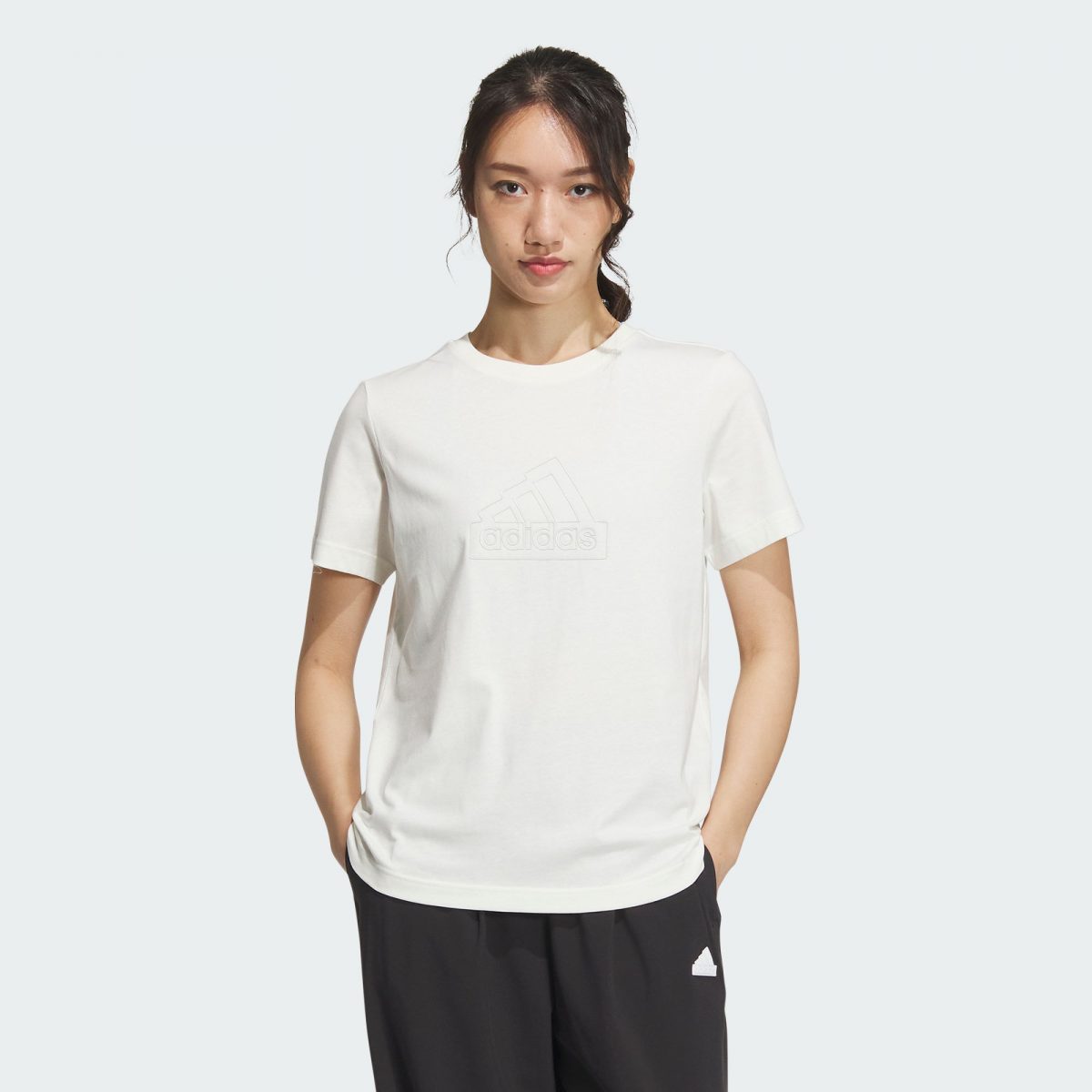 Женская футболка adidas SPORTSWEAR TEE IM8840 фото