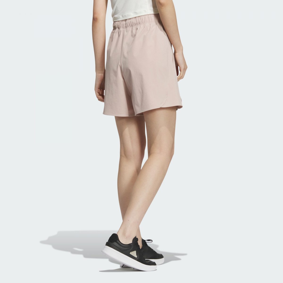 Женские шорты adidas MODERN TECH WOVEN SHORTS фотография
