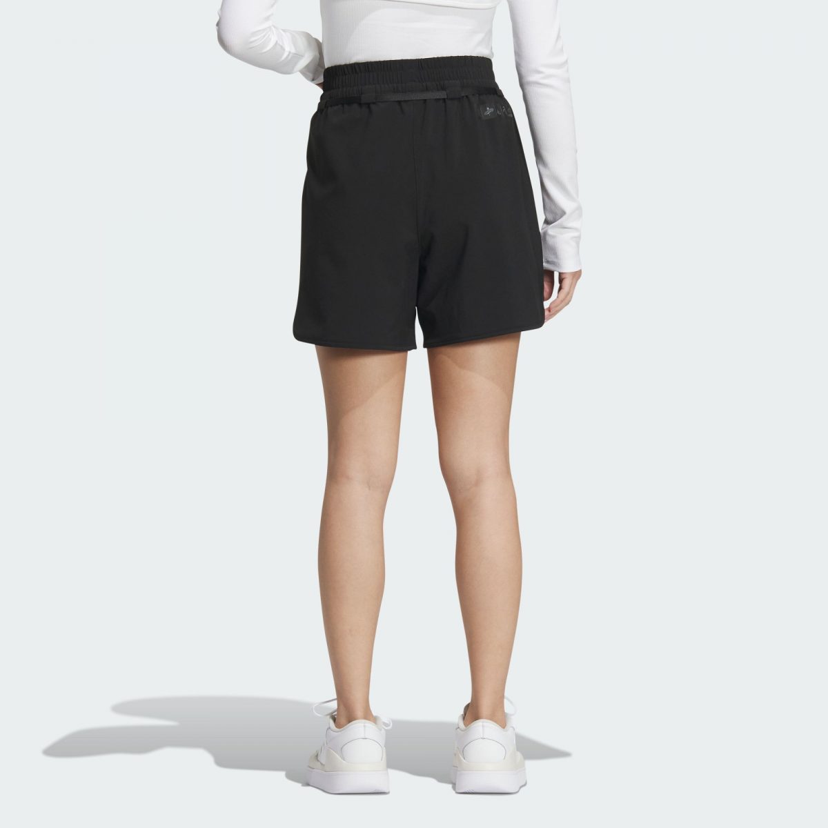 Женские шорты adidas SPORTSWEAR SHORTS фотография