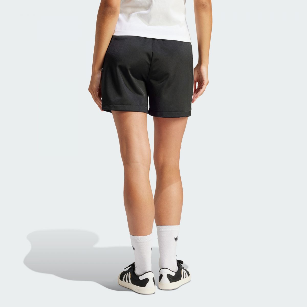 Женские шорты adidas ADICOLOR FIREBIRD SHORTS фотография